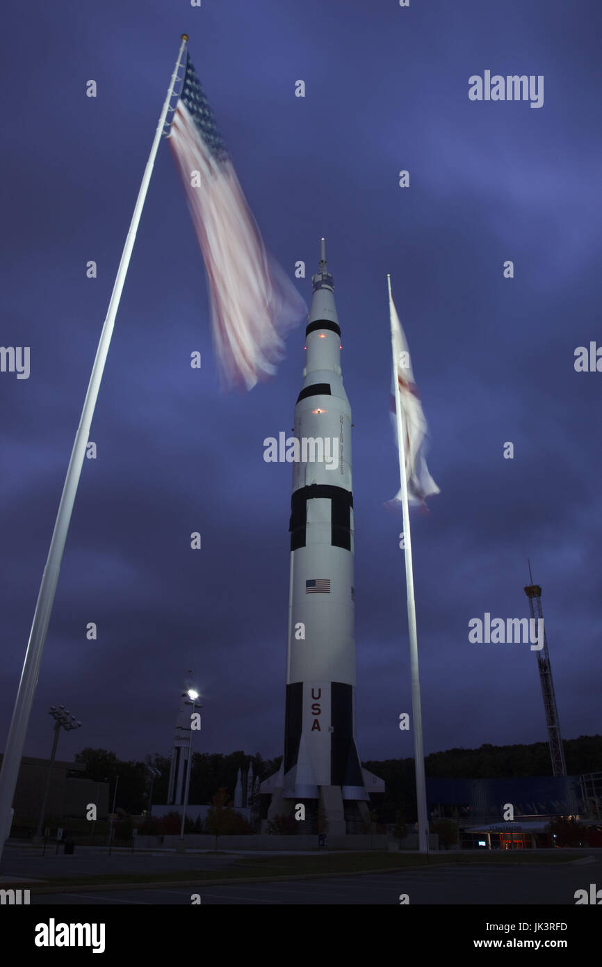 USA, Alabama, Huntsville, US Space and Rocket Center, Saturn V rocket, utilisé dans lune lancer, extérieur, l'aube Banque D'Images