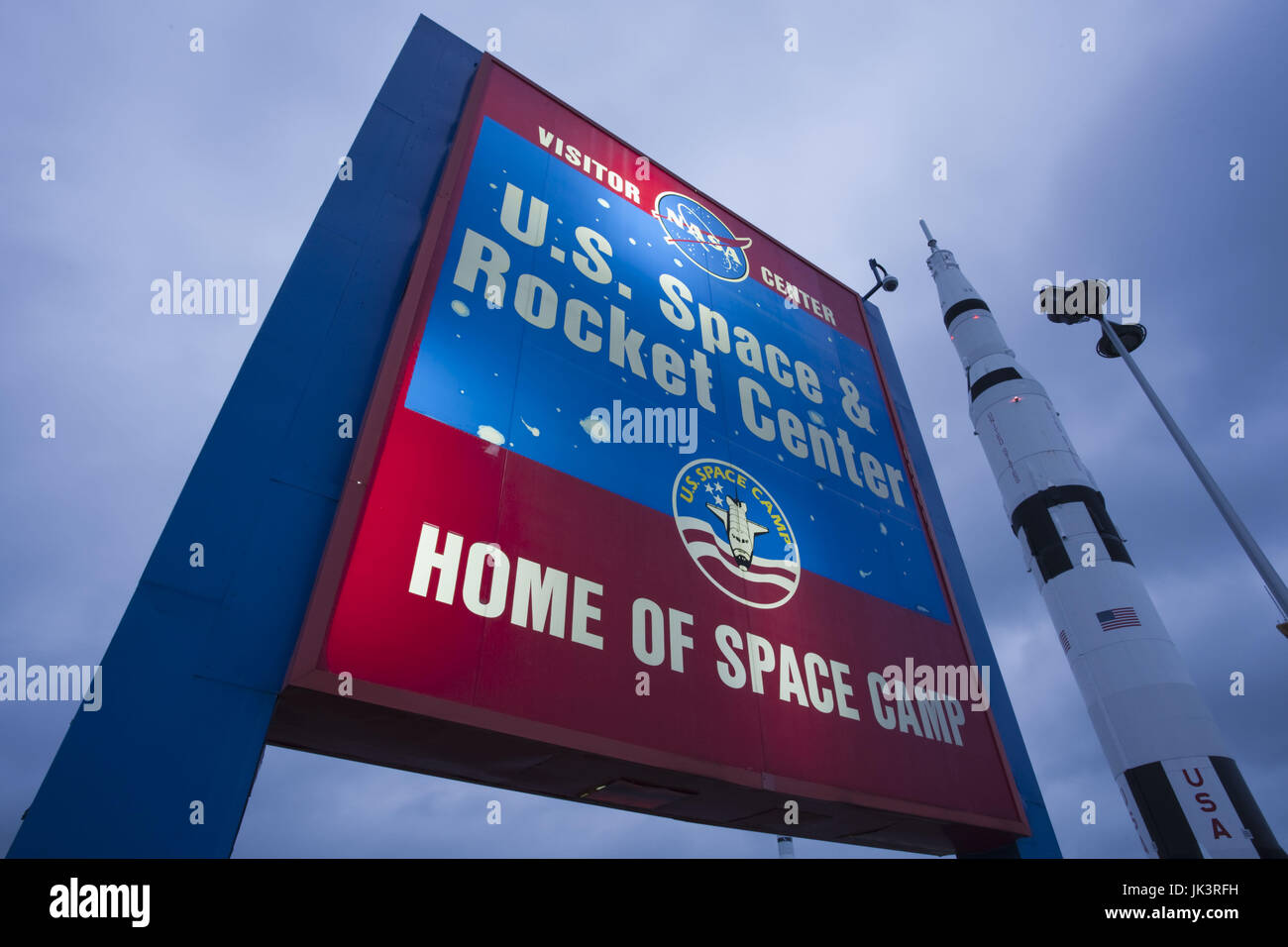 USA, Alabama, Huntsville, US Space and Rocket Center, Saturn V rocket, utilisé dans lune Lancer, signer, Dawn Banque D'Images
