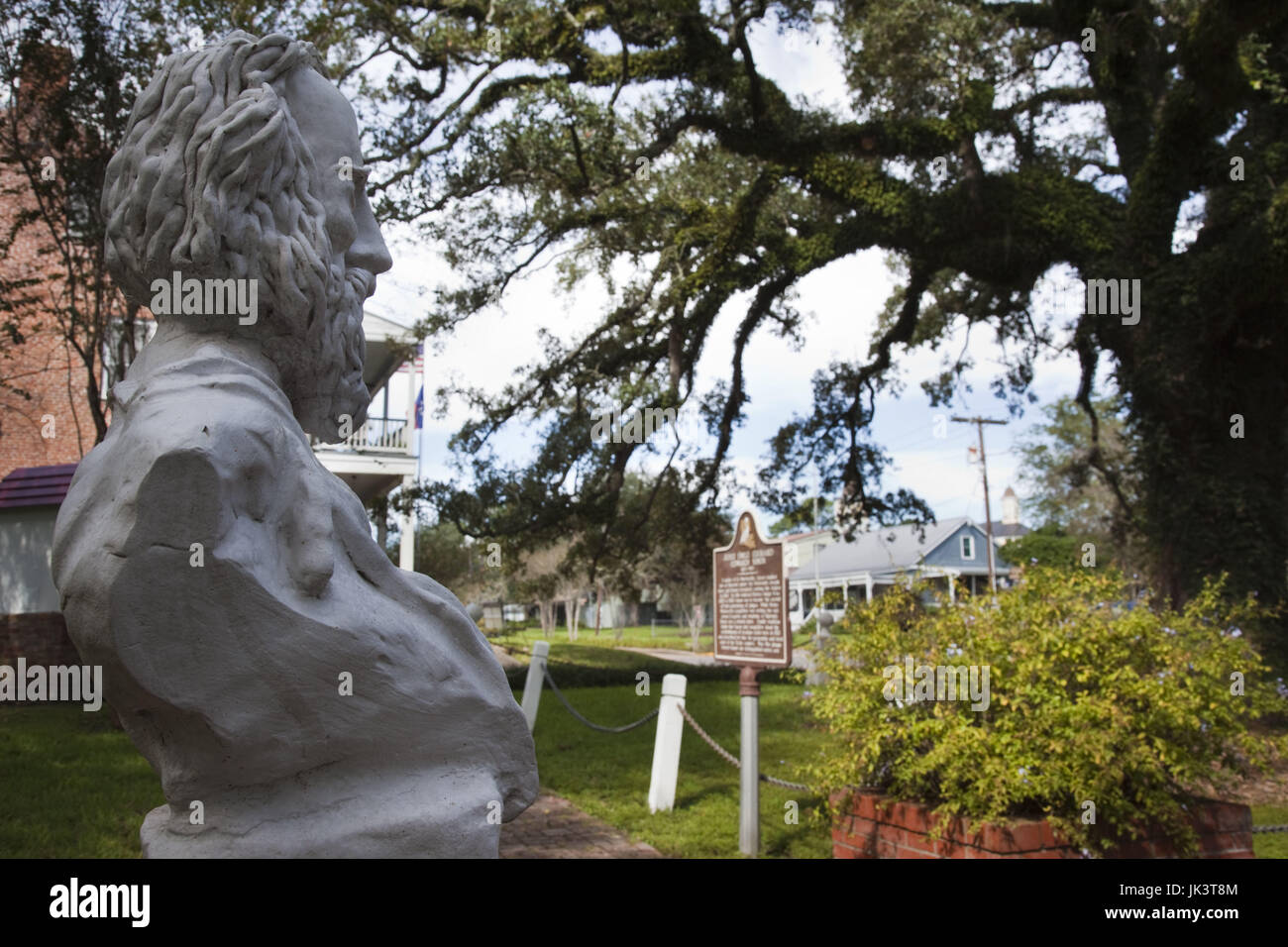 USA, Louisiane, pays Cajun, la rue Martinville, Evangeline Oak tree et buste de H. W. Longfellow, poète, rendu célèbre par le poème épique de 1847 par Henry Wadsworth Longfellow sur l'Cajun-Acadian Français-re-colonisation par les Britanniques, grande perturbation Banque D'Images