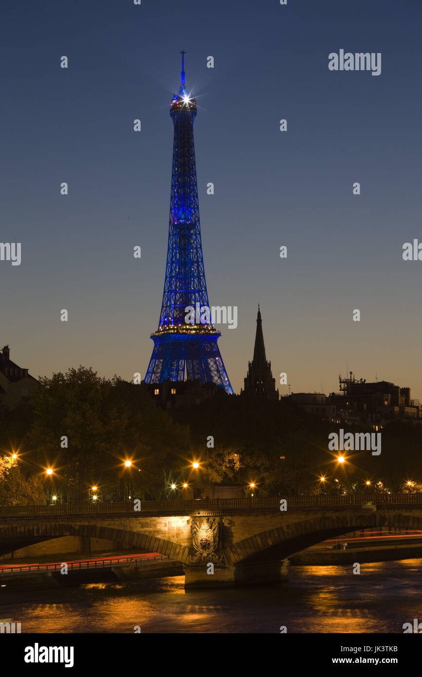 France, Paris, Tour Eiffel et du Pont des Invalides pont, crépuscule Banque D'Images