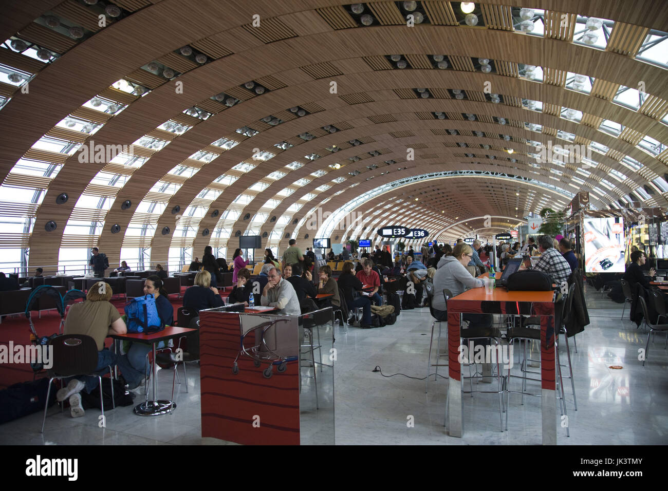 France, Paris, Charles de Gaulle, zone de départ de l'international, Terminal 2E, café, (NR) Banque D'Images