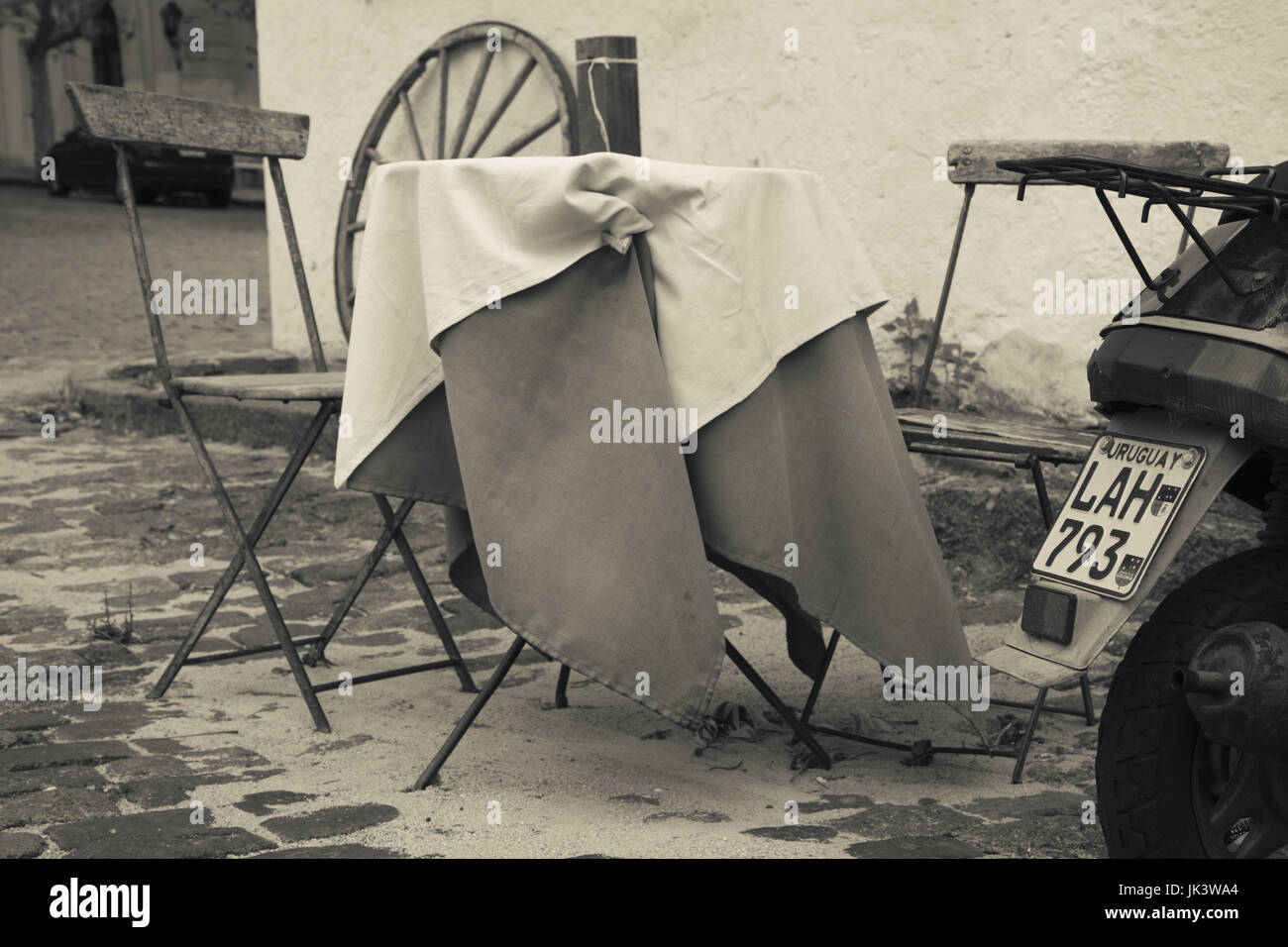 L'Uruguay, Colonia del Sacramento, outdoor cafe table Banque D'Images