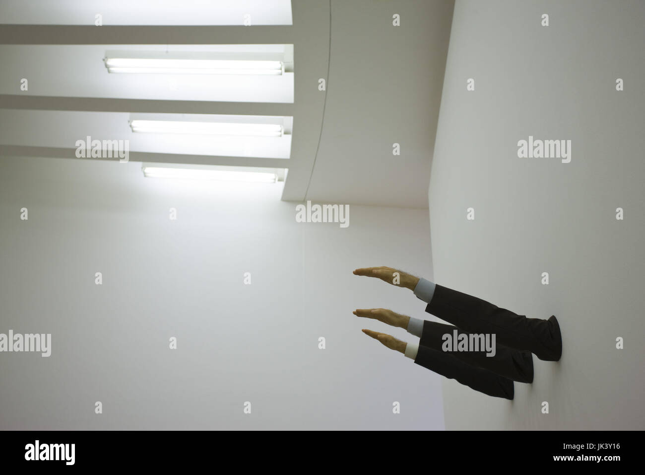 Allemagne, Hessen, Frankfurt am Main, Frankfurt Museum of Modern Art, bras soulevé salute, Ave Maria par Maurizio Cattelan, Banque D'Images