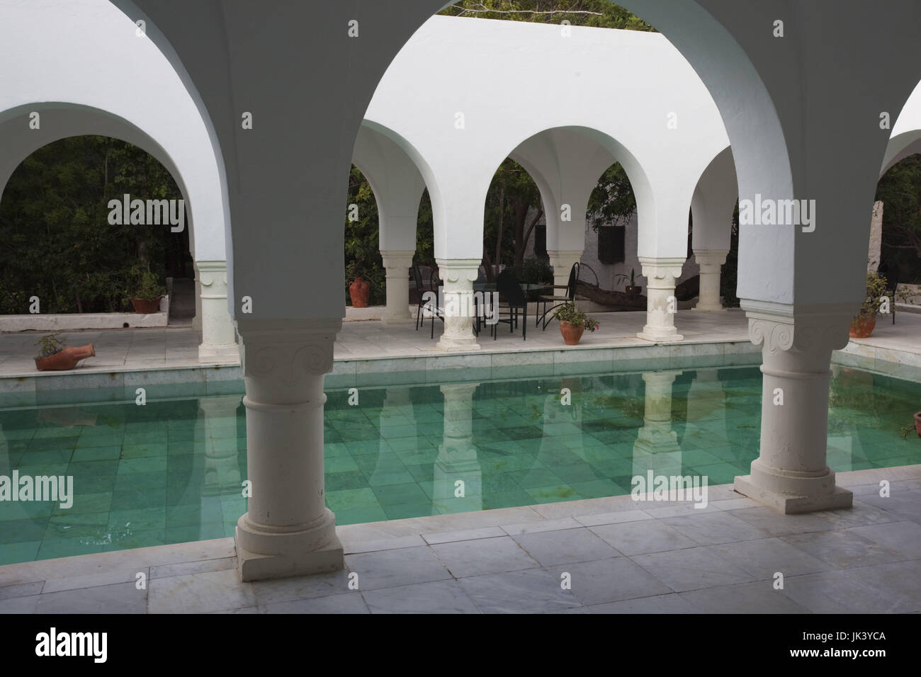 La Tunisie, le Cap Bon, Hammamet, Centre Culturel International, fomerly Villa Sebastian, b. 1932, , utilisé par l'allemand, le maréchal Rommel comme siège au cours de la Seconde Guerre mondiale, des arches de la piscine Banque D'Images