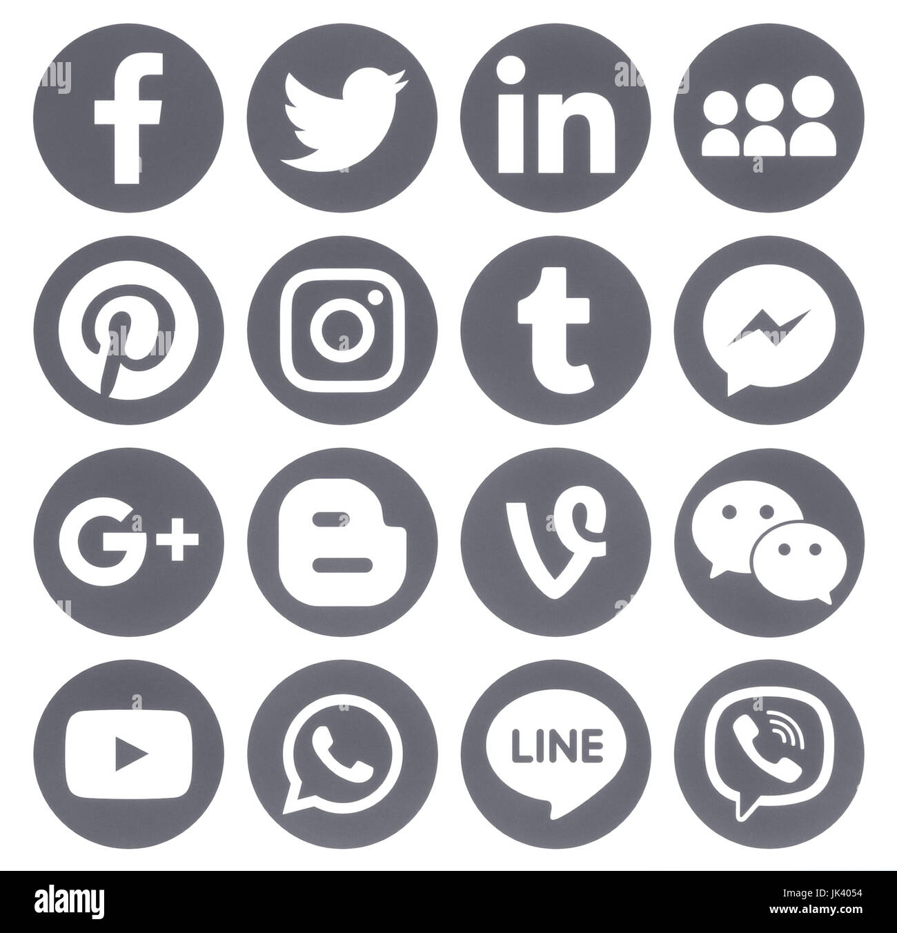 Kiev, Ukraine - le 27 avril 2017 populaires : Collection d'icônes de médias sociaux rond gris, imprimée sur du papier : Facebook, Twitter, Google Plus, Instagram, pinte Banque D'Images