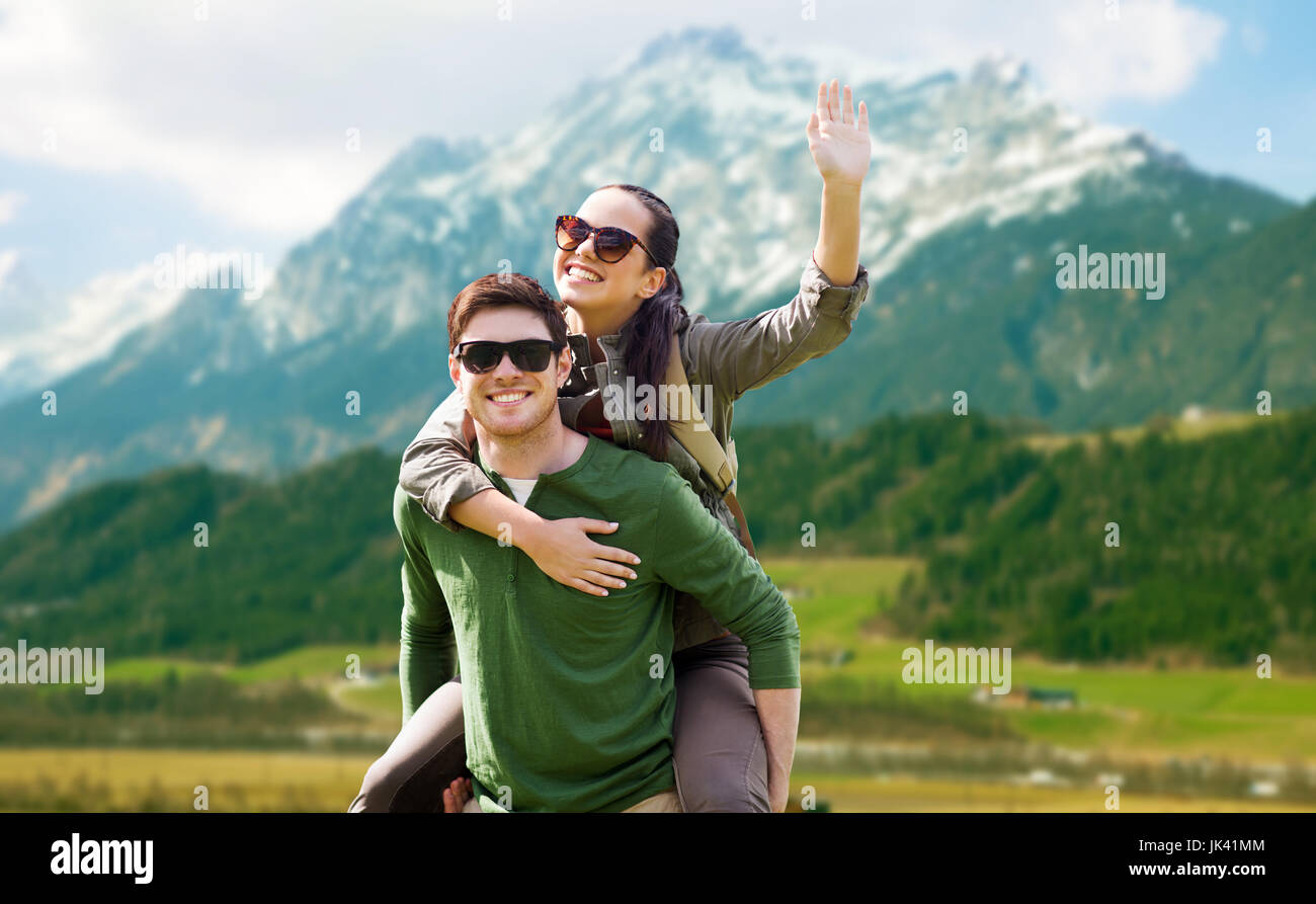 Couple heureux avec sacs à dos s'amuser en plein air Banque D'Images