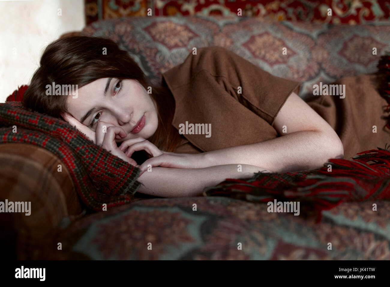 Caucasian woman laying on sofa Banque D'Images