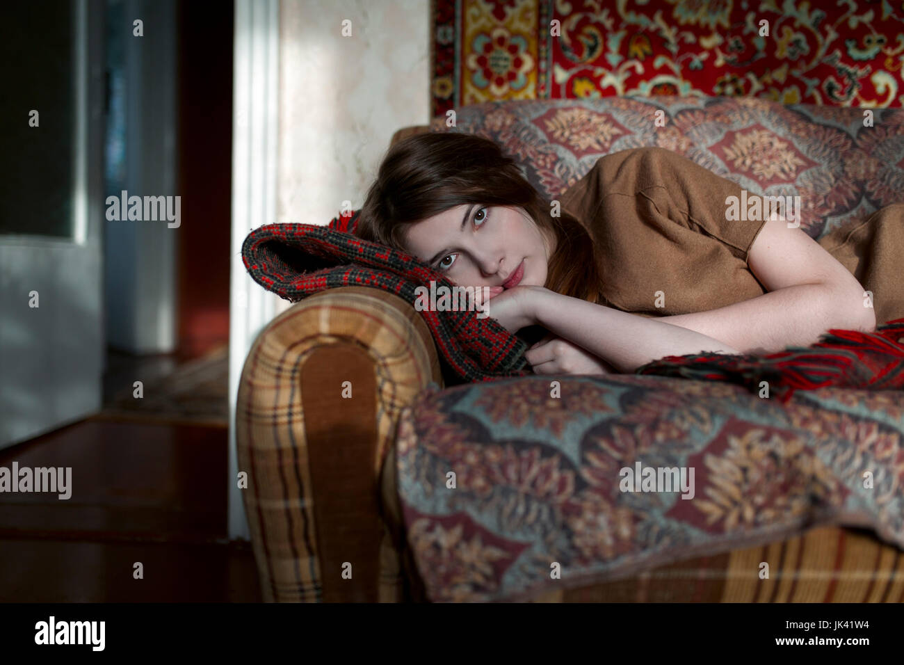 Caucasian woman laying on sofa Banque D'Images