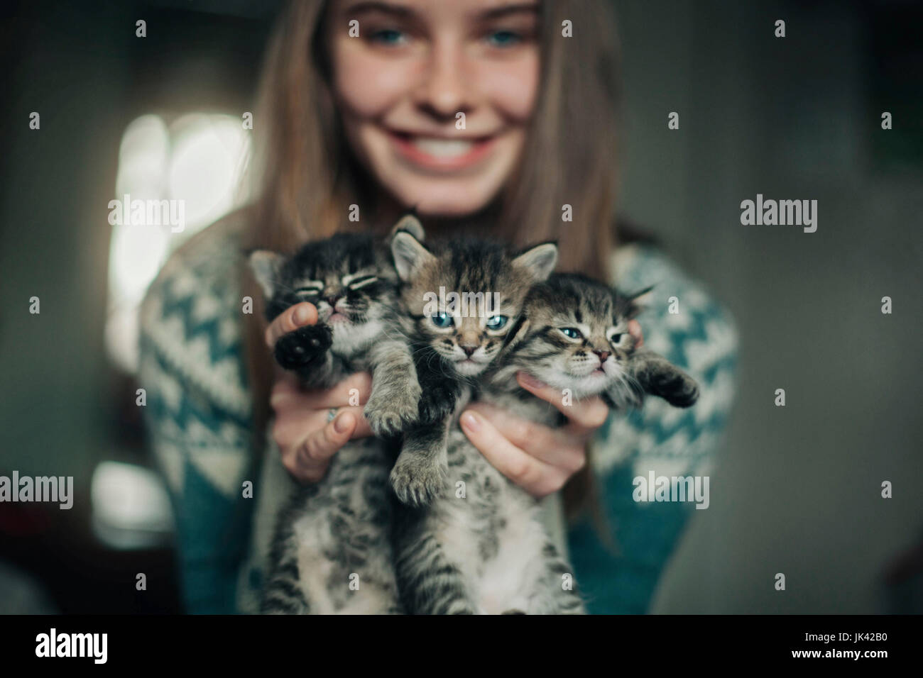 Caucasian woman holding chatons Banque D'Images