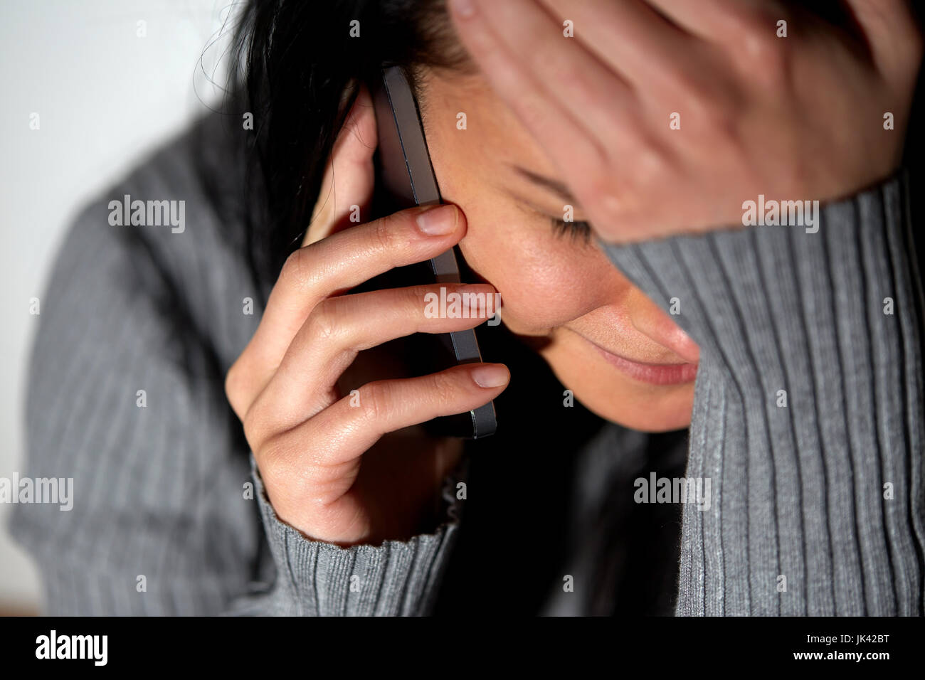 Close up de pleurer femme appelant sur smartphone Banque D'Images
