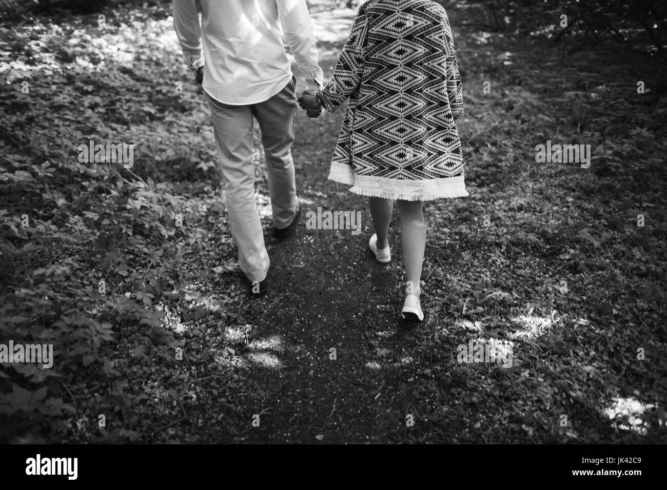 Middle Eastern woman walking on dirt path Banque D'Images