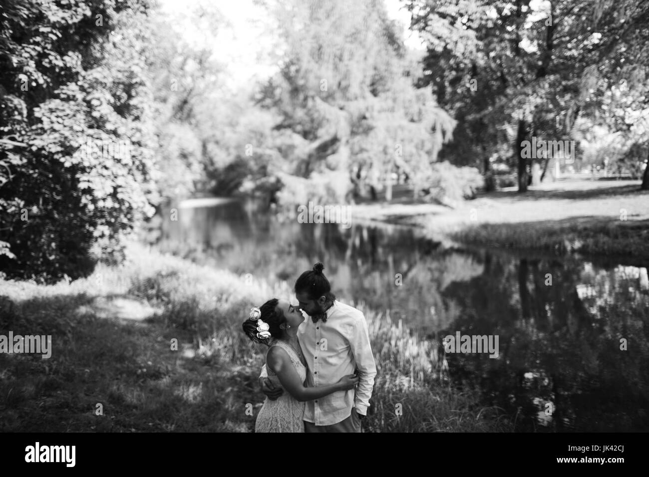 Middle Eastern couple hugging in park près de river Banque D'Images