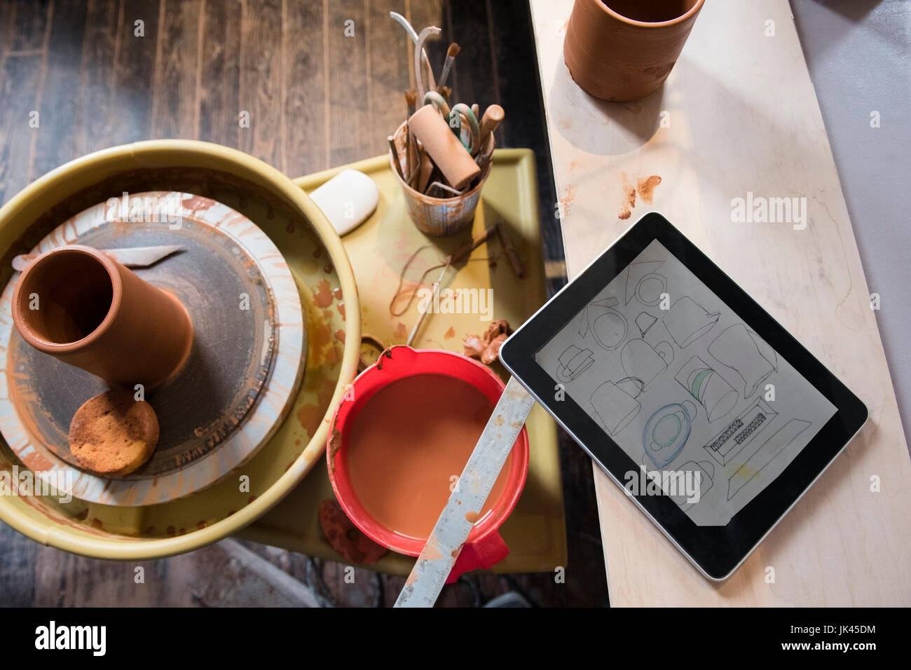 Outils de coupe et sur les poteries volant près de digital tablet Banque D'Images