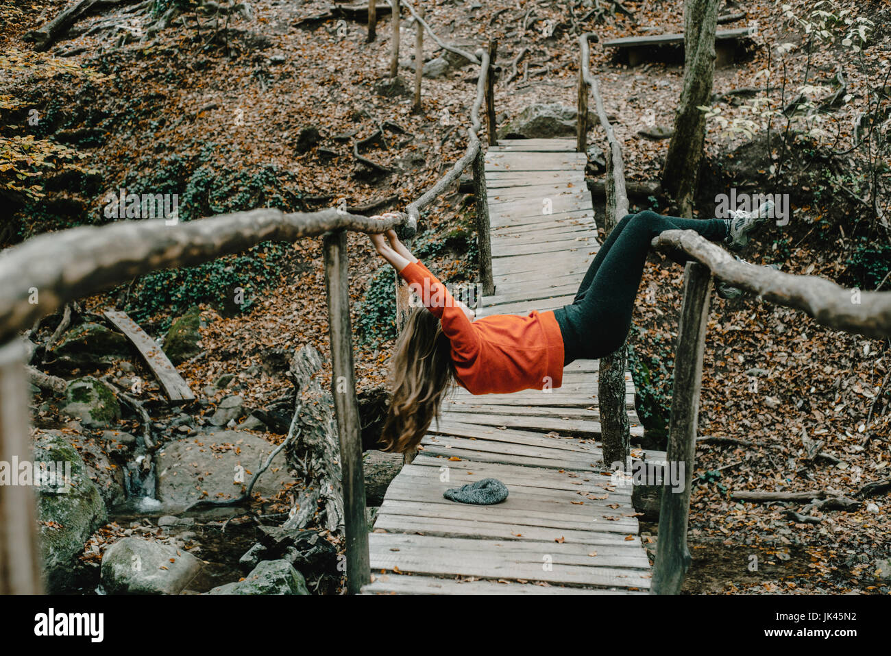 Caucasian woman jouant sur la passerelle en bois Banque D'Images