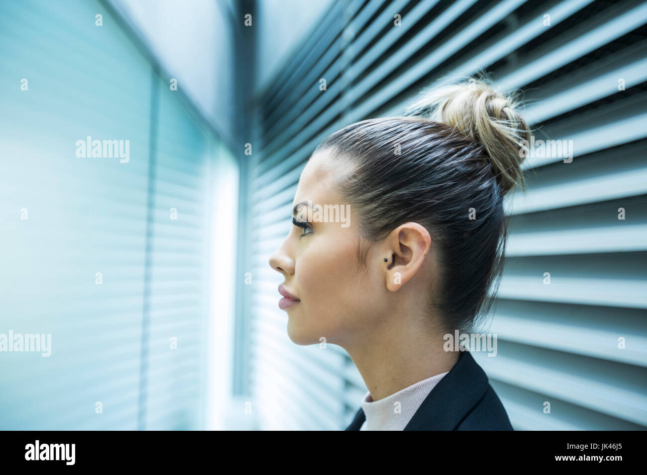 Profil de serious Mixed Race woman in corridor Banque D'Images