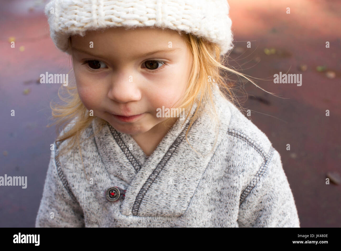 Close up of young girl wearing sweater et hat Banque D'Images