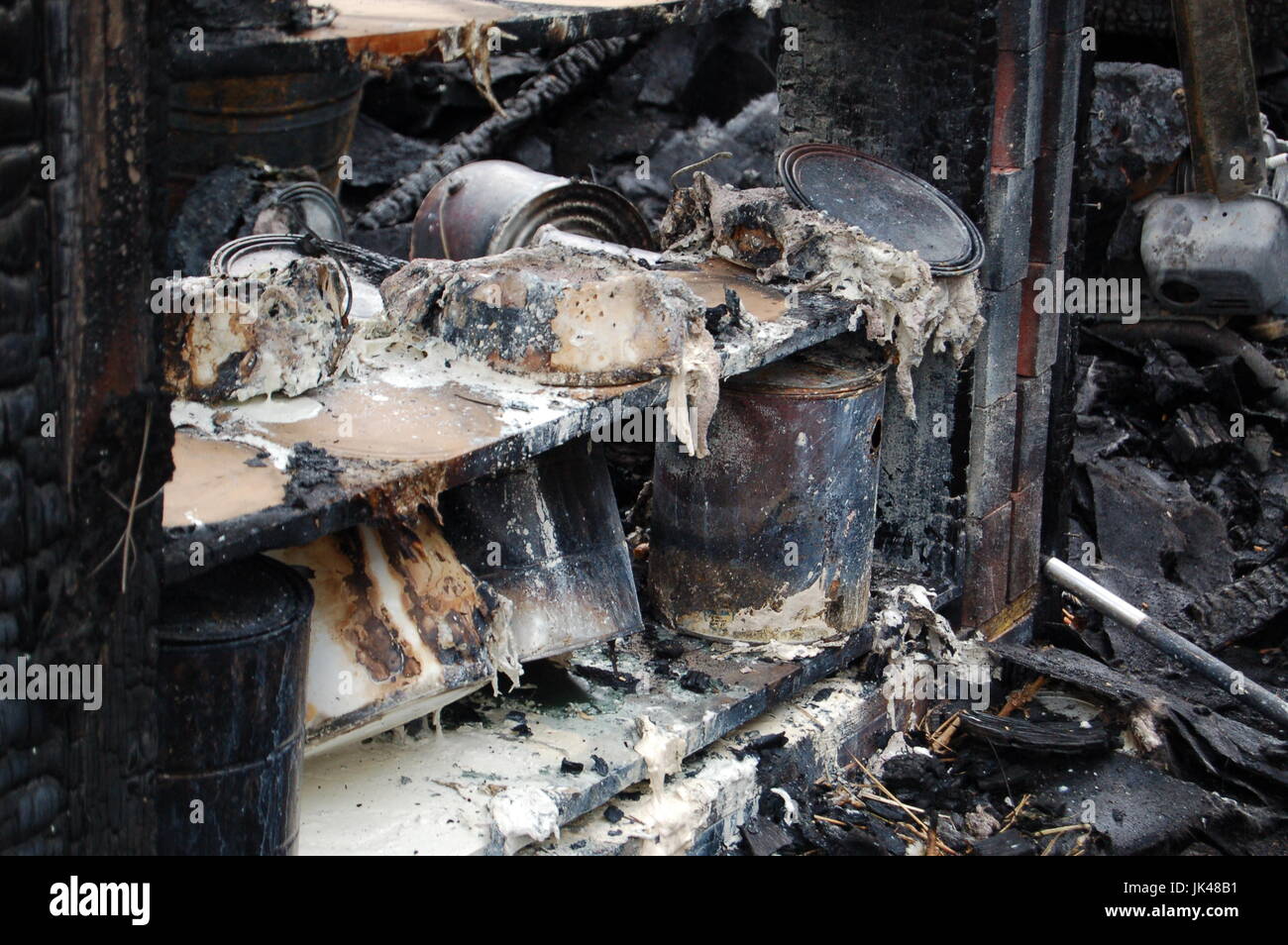 Pots de peinture brûlée dans un incendie Banque D'Images