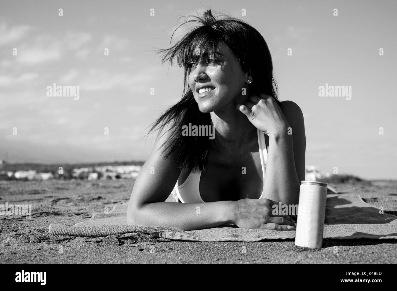 Caucasian woman on beach with pouvez Banque D'Images