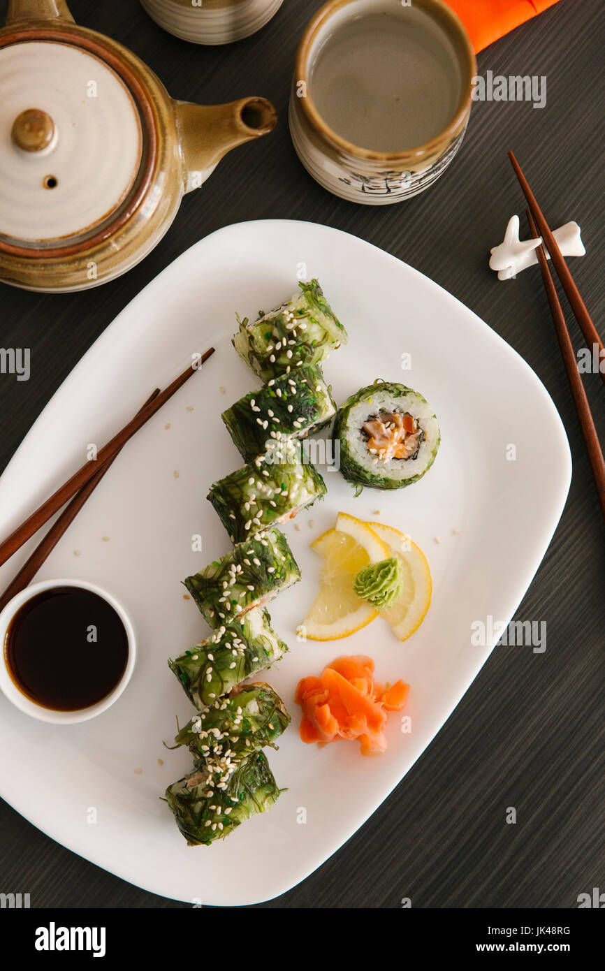 Sushi sur la plaque avec le gingembre et citron Banque D'Images