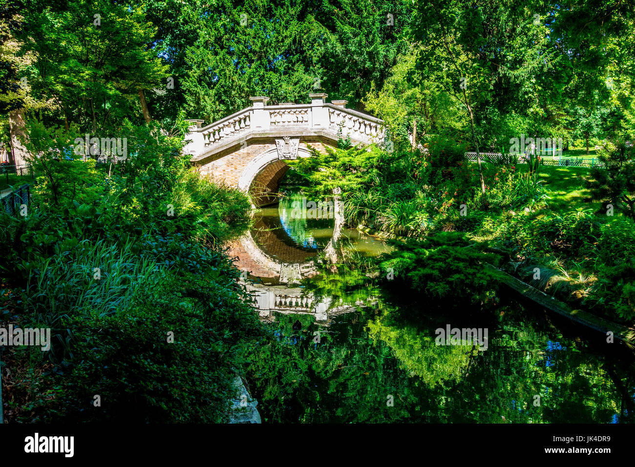 Le pont en pierre et l'étang dans le magnifique parc Monceau. Le pont a été modelé sur le pont du Rialto à Venise Banque D'Images