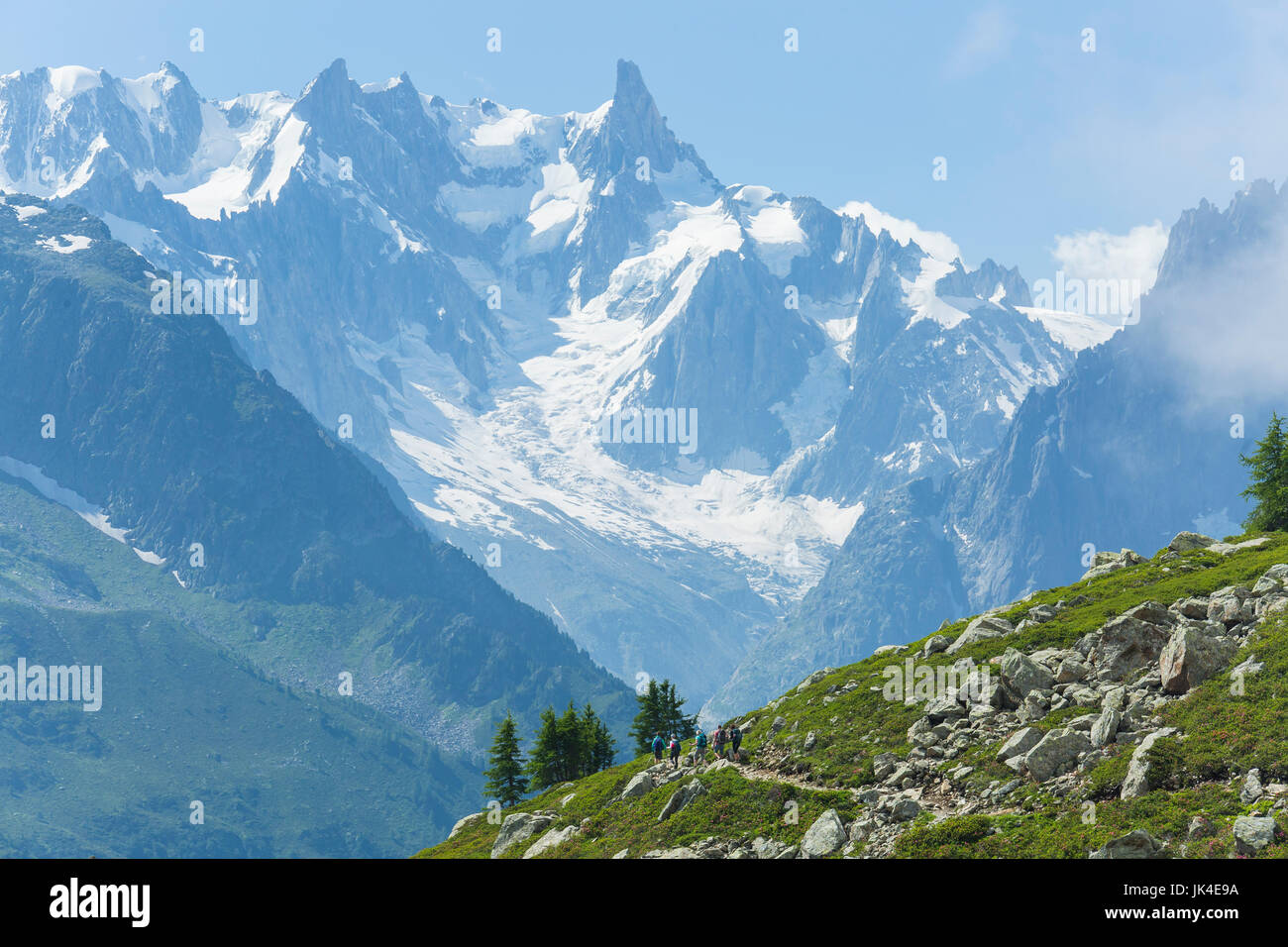 Champ de blocs et les prés herbeux, dans les Alpes françaises au-dessus de Chamonix. Sentier de randonnée traverse la colline de premier plan. Banque D'Images