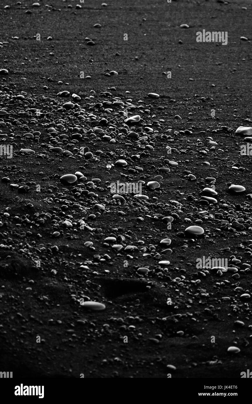 Sable noir sur noir Reynisfjara qui jouit plage près de Vik, ville de l'Islande. La texture et l'arrière-plan. Banque D'Images