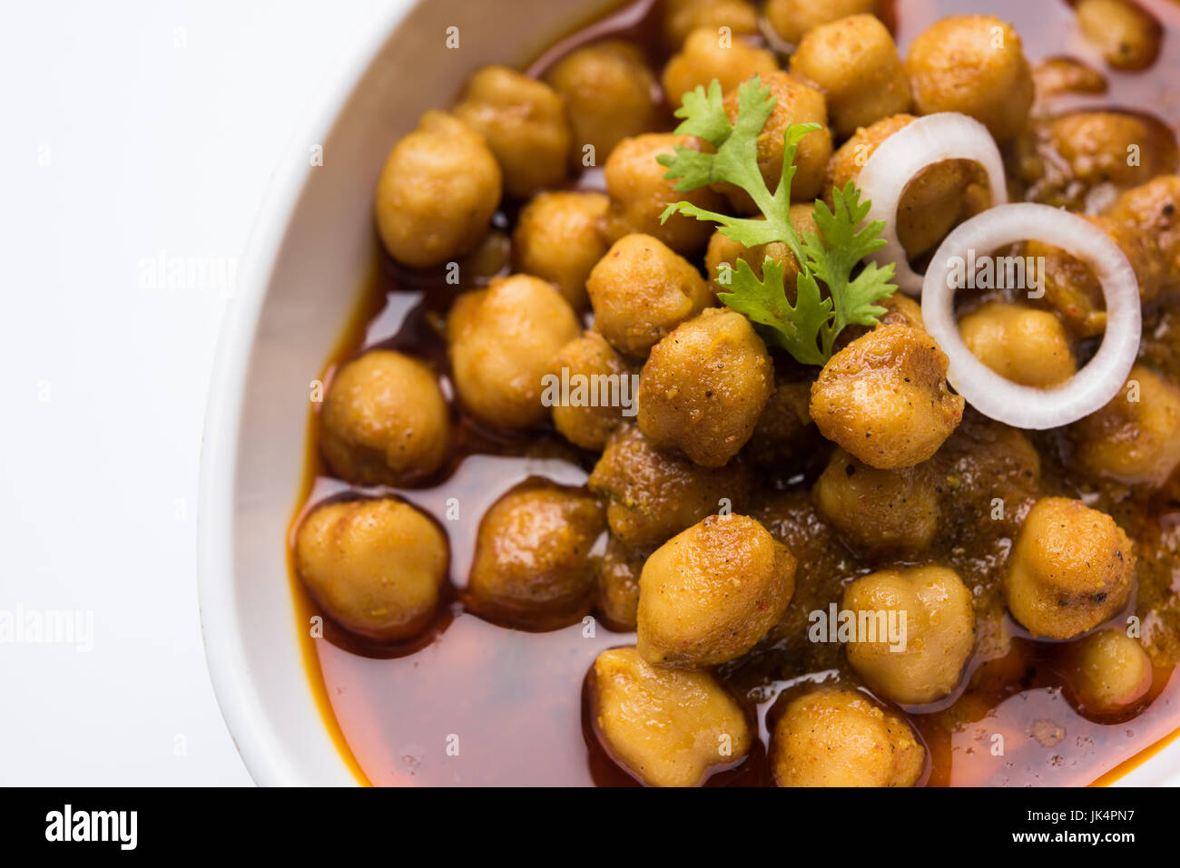 Pois chiches Massala - Chole Masala curry ,traditionnelle du nord de l'Inde le déjeuner et dîner menu servi dans un bol en céramique, selective focus Banque D'Images