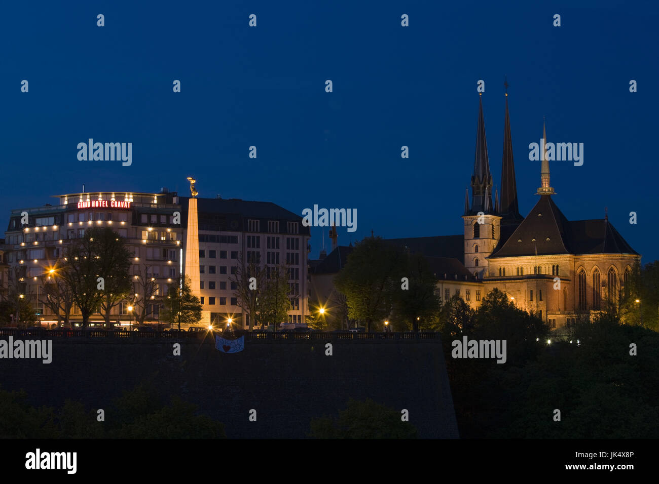 Luxembourg, Luxembourg-ville, Place de la Constitution et cathédrale Notre Dame, le soir à partir de pont pont Adolphe, Banque D'Images