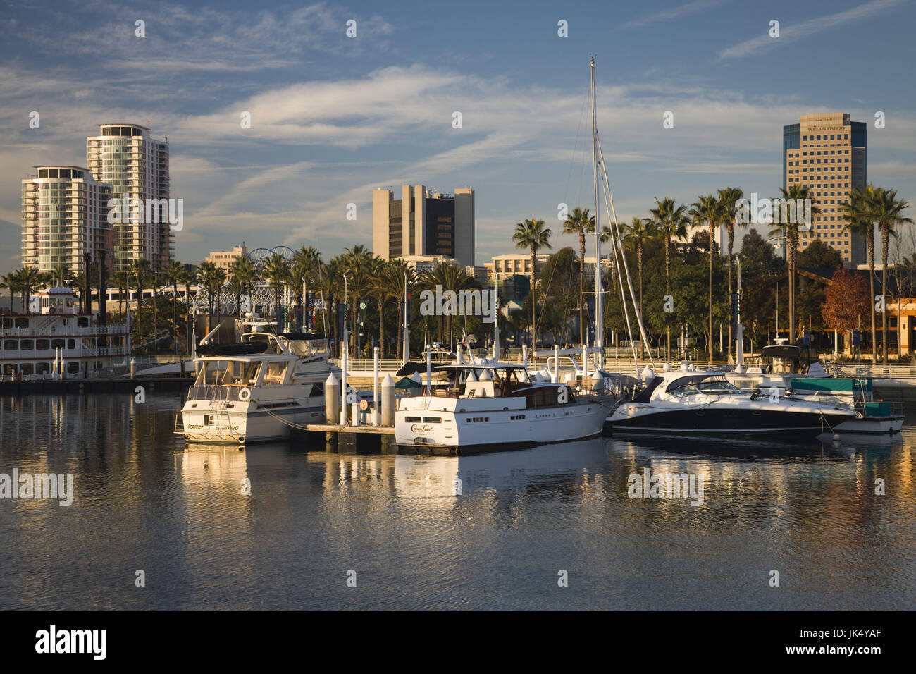 États-unis, Californie, Long Beach, village du littoral, marina et vue sur la ville Banque D'Images