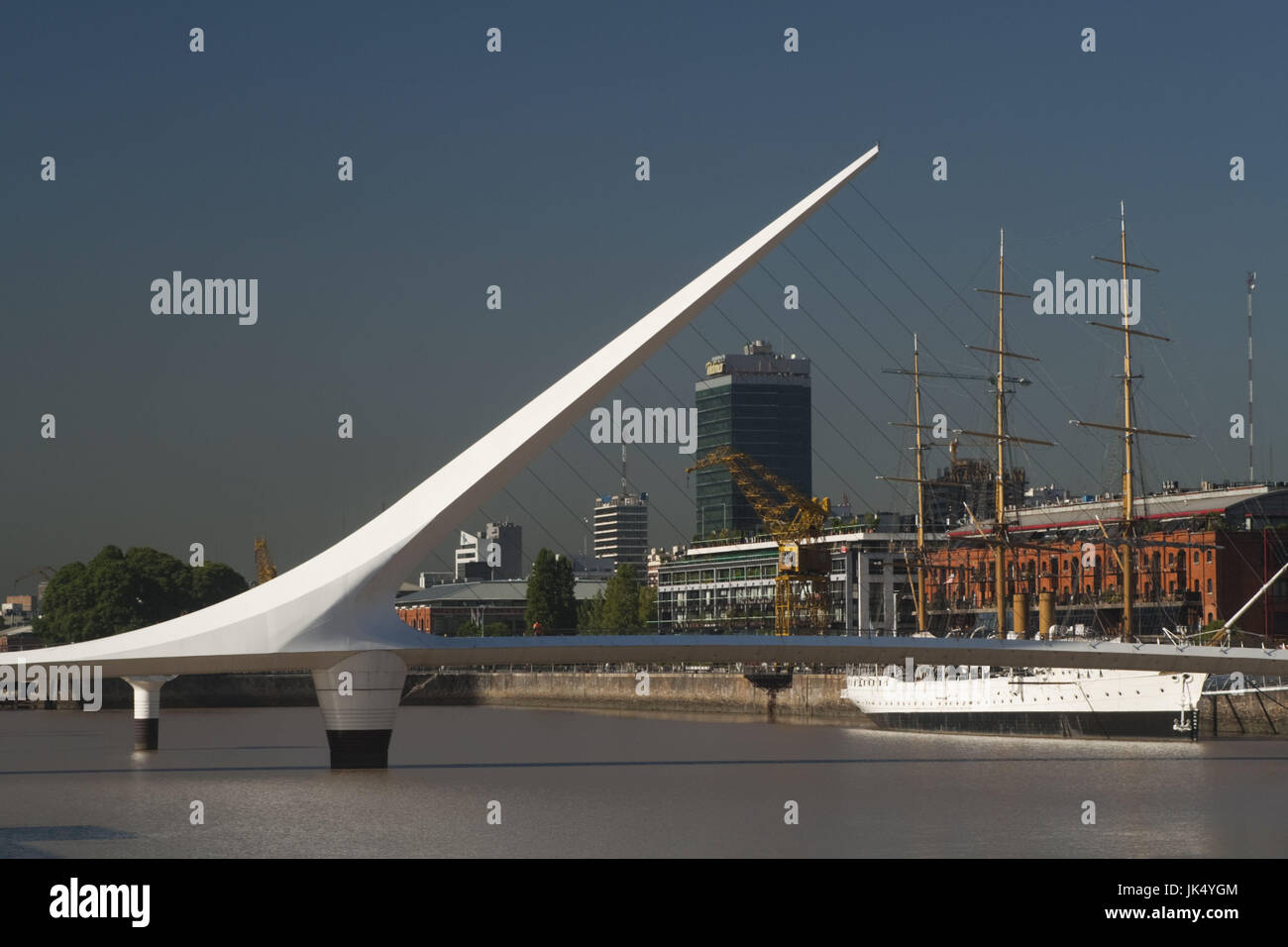 L'ARGENTINE, Buenos Aires, Puerto Madero, Puente de la Mujer bridge et Fragata Sarmiento formation navale tallship Banque D'Images