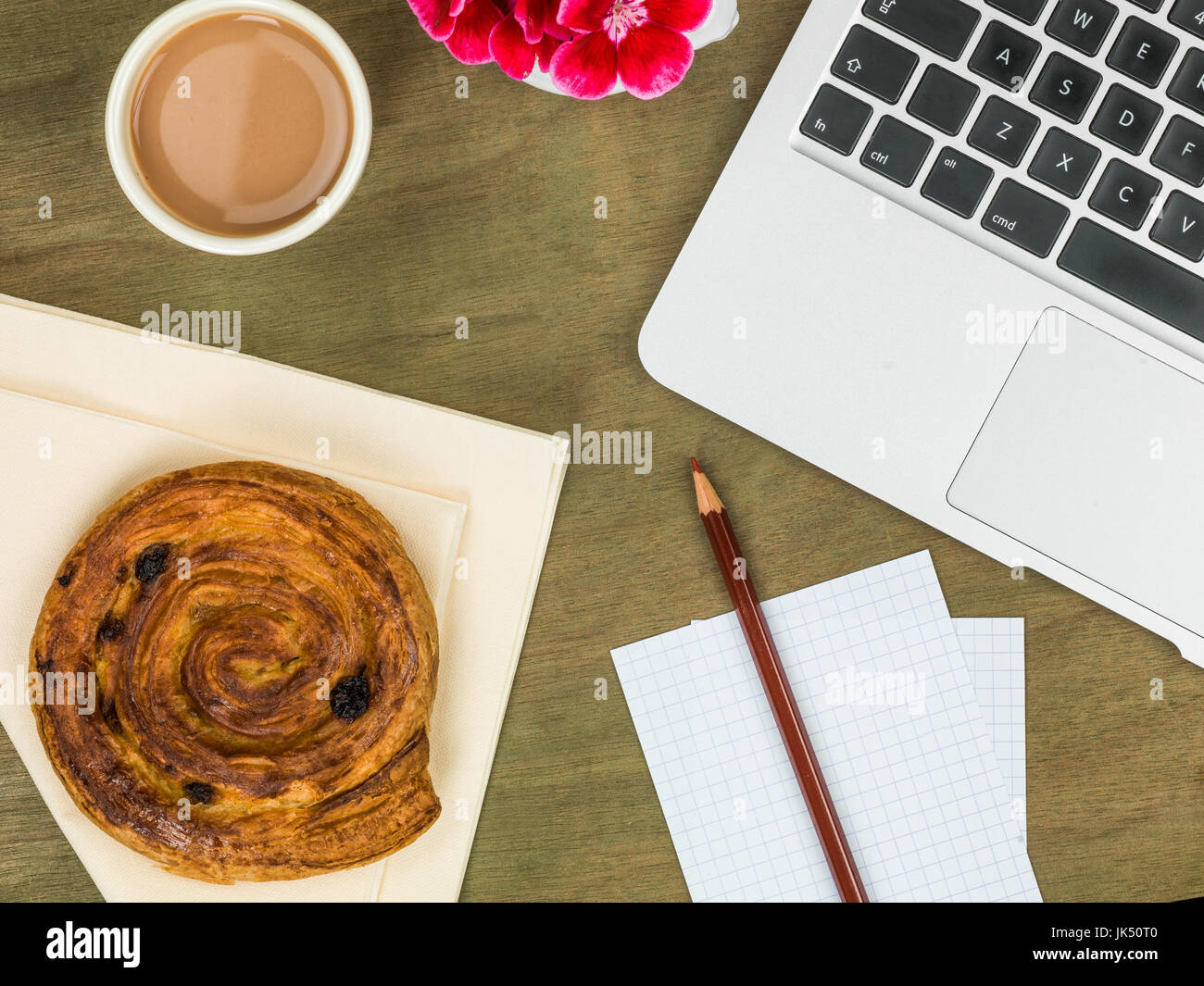 Pain au raisan spiral la pâtisserie française et d'une tasse de thé à un poste Banque D'Images