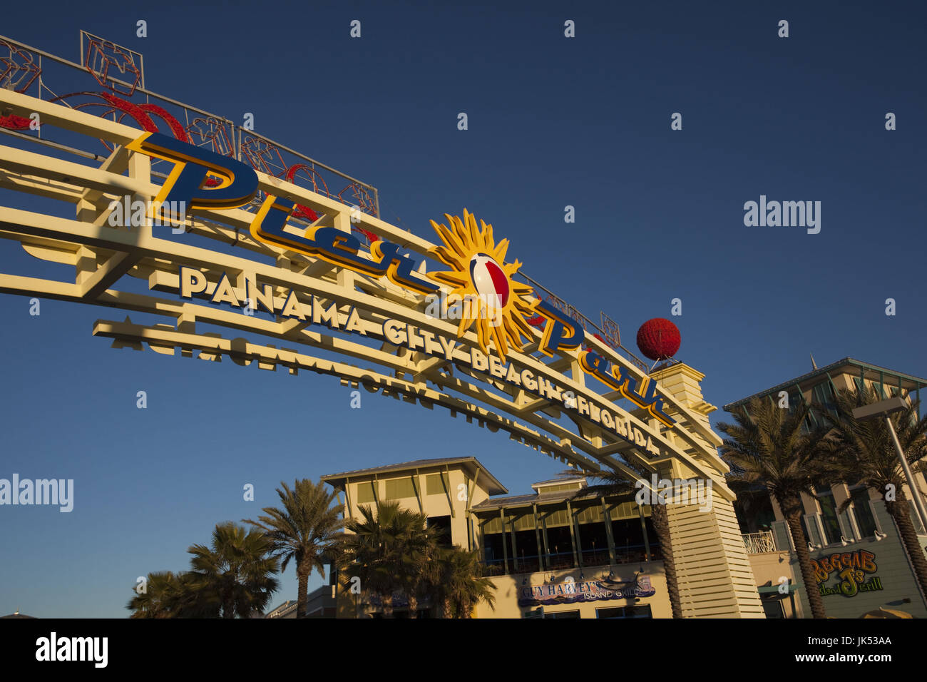 USA, Floride, Floride, à Panama City Beach, Pier Park Mall entrée de Front Beach Road, dusk Banque D'Images