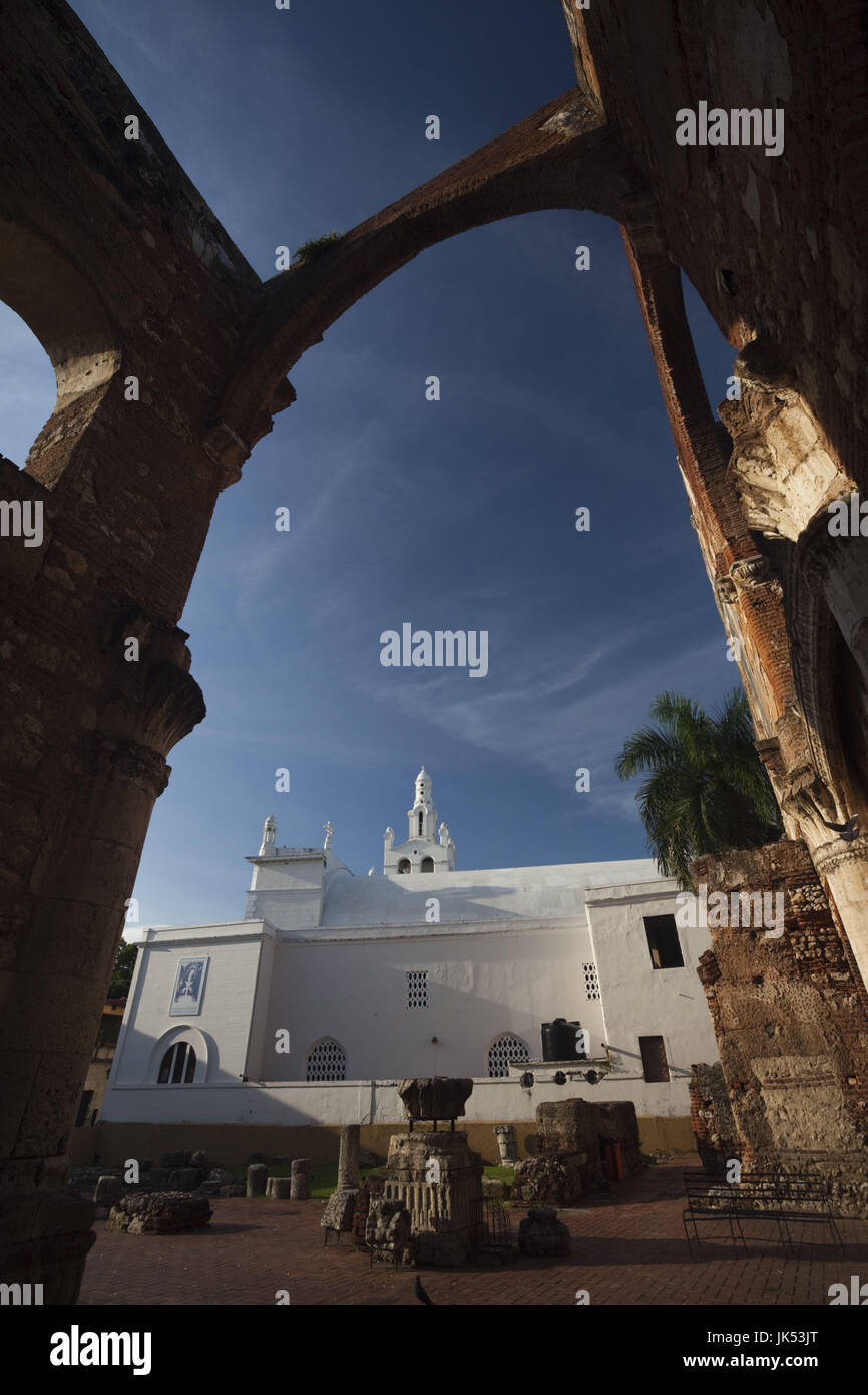 République dominicaine, Santo Domingo, la Zona Colonial, ruines de San Nicolas de Bari, premier hôpital de l'hôpital dans le Nouveau Monde, b.1503, et l'Iglesia de Nuestra Señora de Altagracia church Banque D'Images