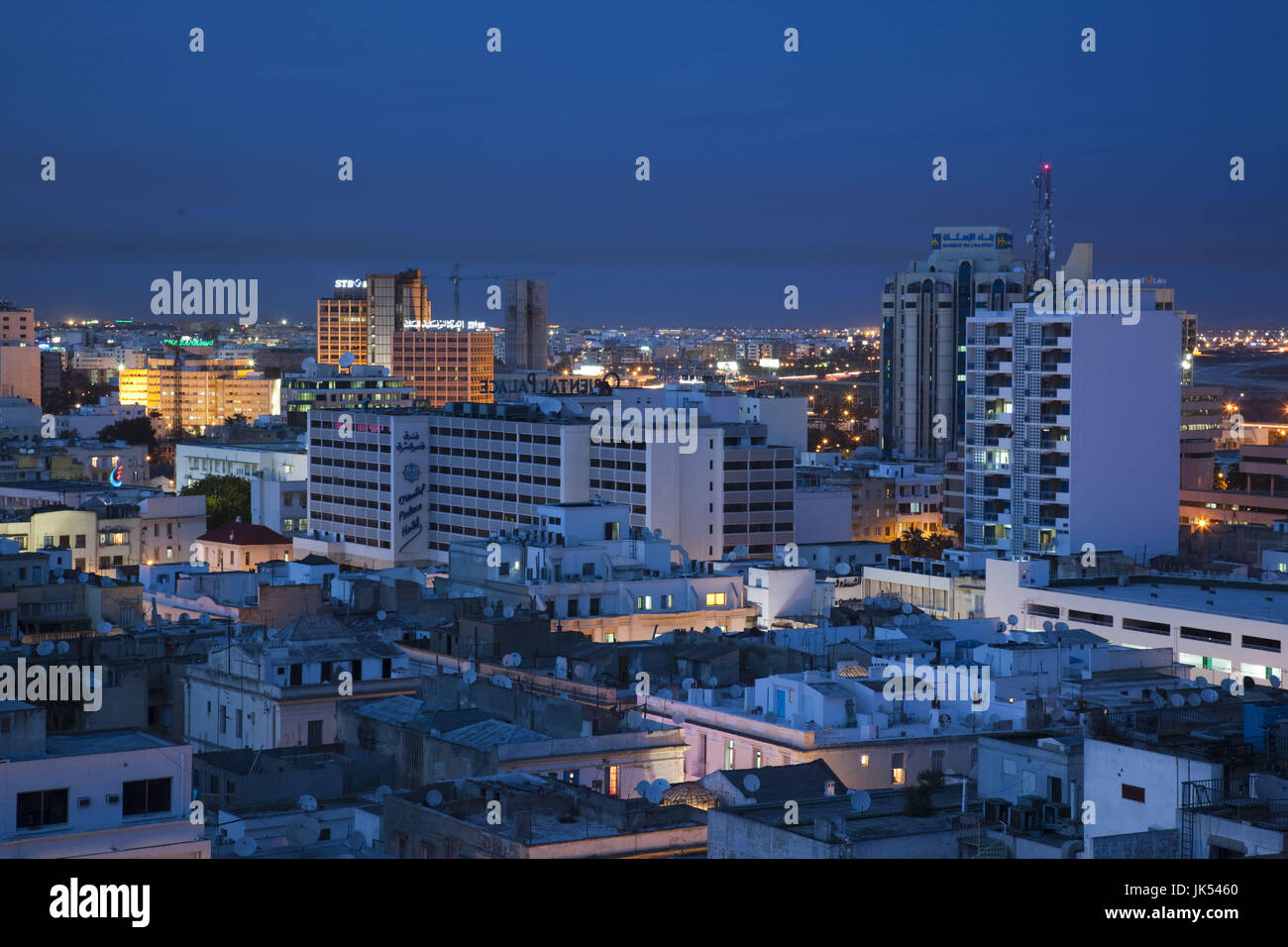 Tunisie, Tunis, elevated view vers la nouvelle ville, soir Banque D'Images