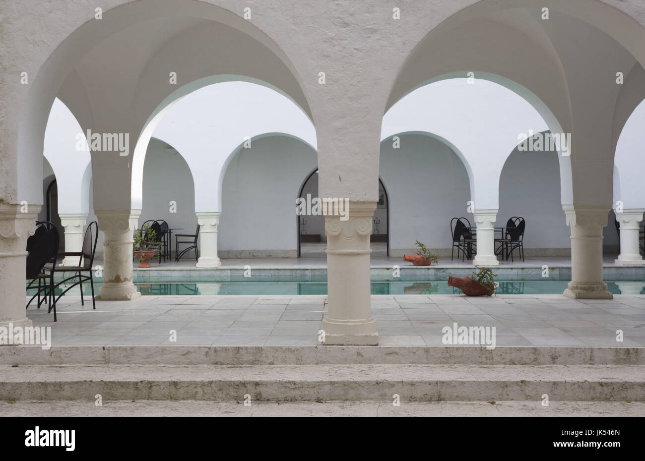 La Tunisie, le Cap Bon, Hammamet, Centre Culturel International, fomerly Villa Sebastian, b. 1932, , utilisé par l'allemand, le maréchal Rommel comme siège au cours de la Seconde Guerre mondiale, des arches de la piscine Banque D'Images