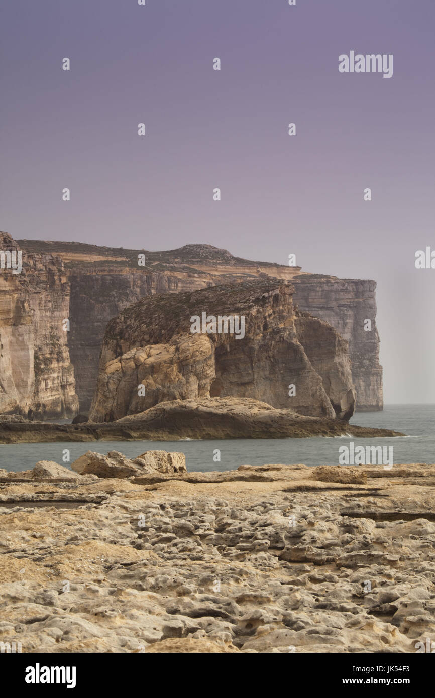 Malte, Gozo Island, Dwejra, les falaises impressionnantes et les champignons Rock, seul endroit en Europe où la racine du Général-cynomorium coccineus est trouvé. Ce champignon a été très recherché pour ses propriétés pharmaceutiques au Moyen Âge. Banque D'Images