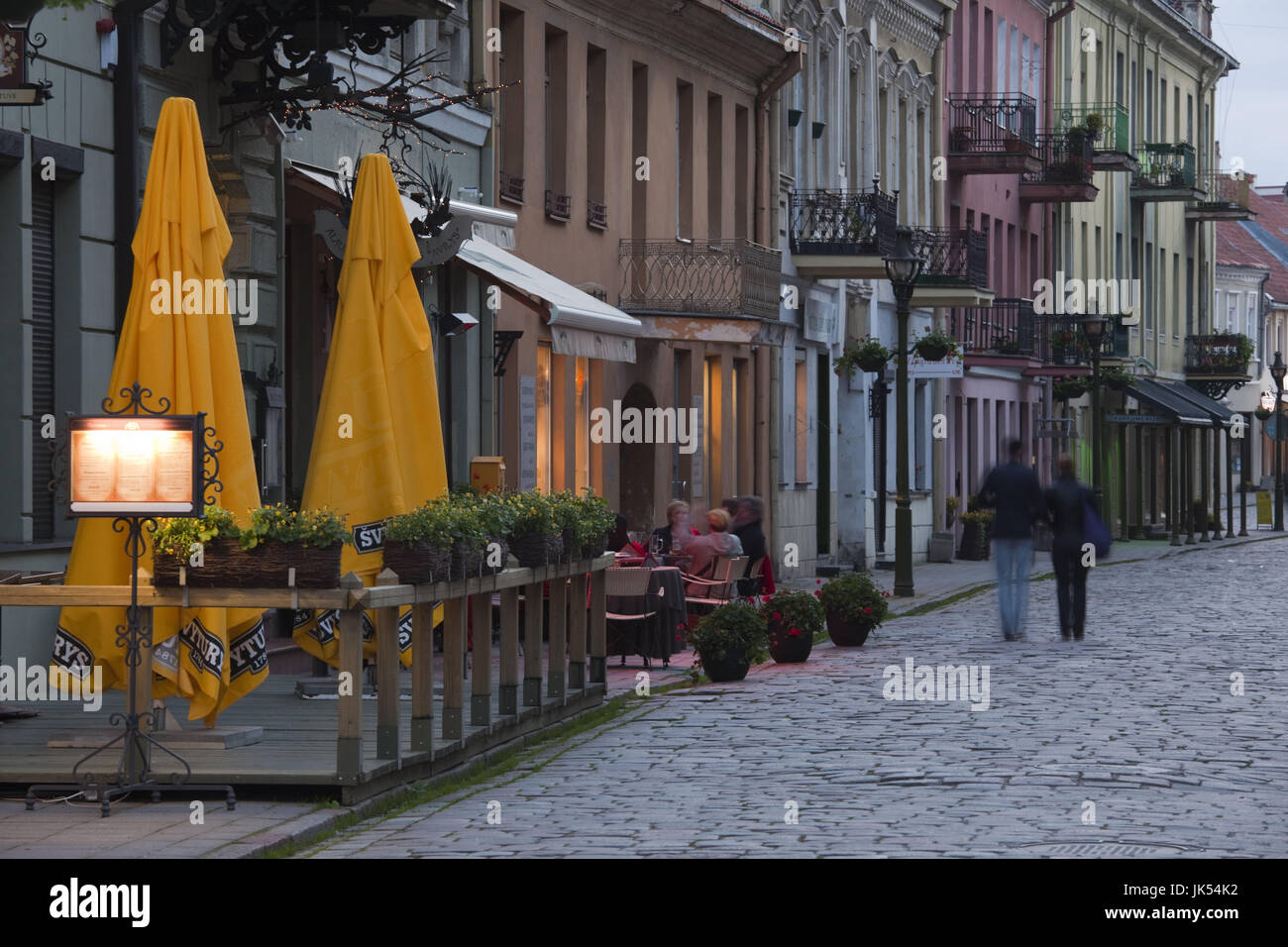 La Lituanie, Kaunas, Lituanie centrale, de la vieille ville, rue de Vilnius, au crépuscule Banque D'Images