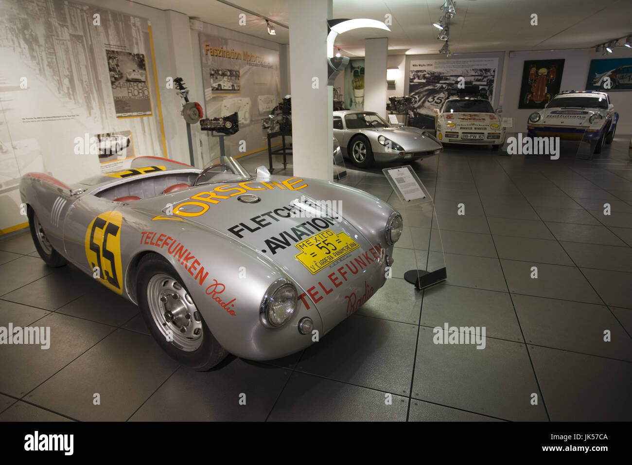 Allemagne, Bade-Wurtemberg, Stuttgart-Zuffenhausen, Porsche Museum, spider, voiture de course Porsche, 1955 Banque D'Images