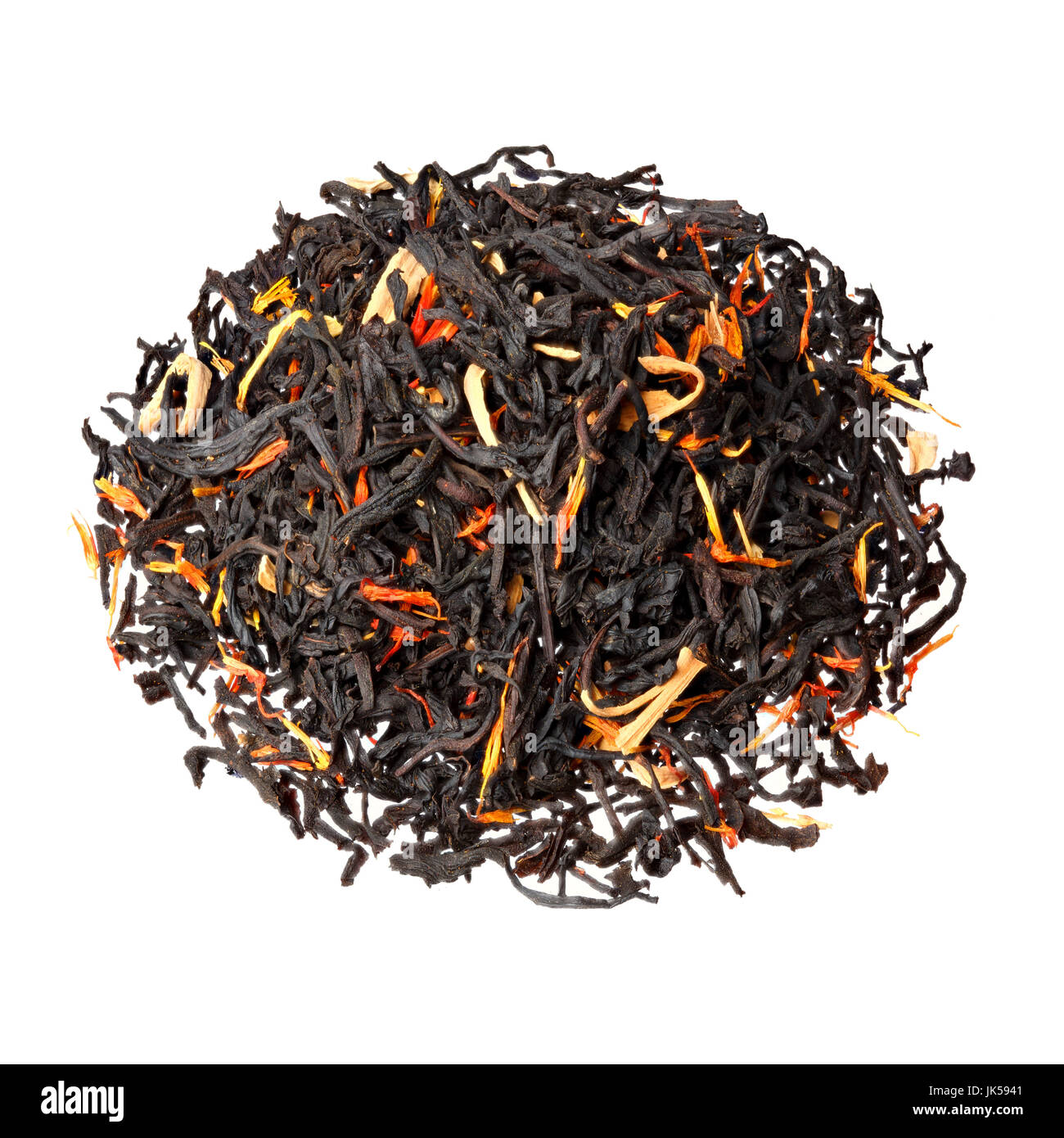 Thé noir avec des morceaux de peau d'orange, pétales de souci et de papaye Banque D'Images