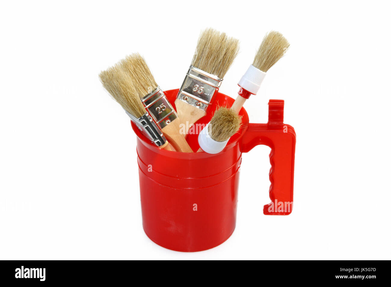 Des brosses de peinture dans un pot rouge isolé sur fond blanc Banque D'Images