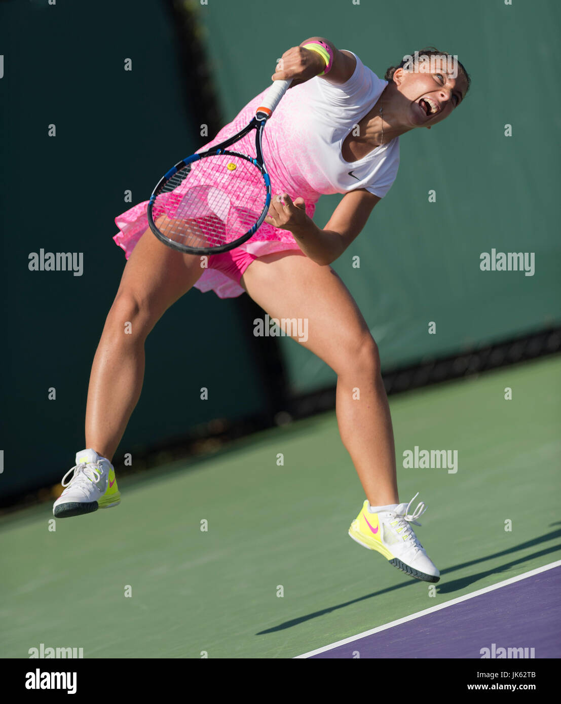 KEY BISCAYNE, Floride - 30 Mars : Sara Errani (ITA) en action ici perd à Sabine Lisicki (GER) 1626 2015 à l'Open de Miami au Crandon Tennis Center de Key Biscayne en Floride. Patron/MediaPunch photographe Andrew Banque D'Images