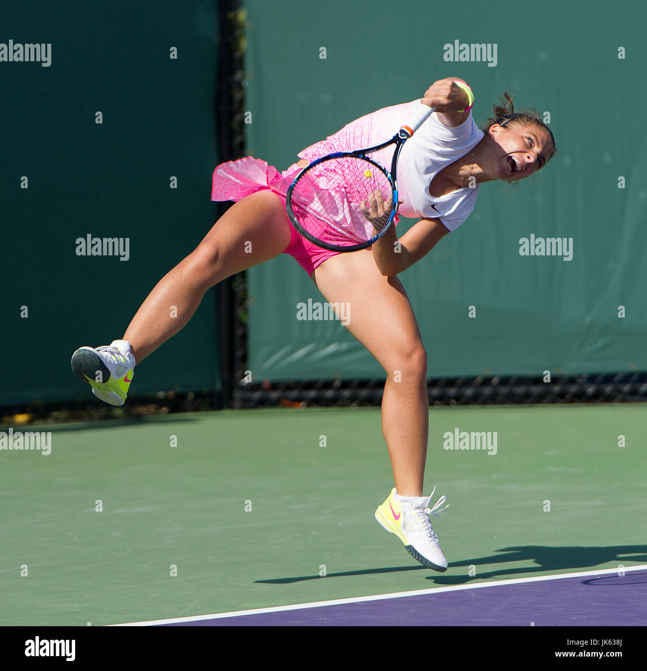 KEY BISCAYNE, Floride - 30 Mars : Sara Errani (ITA) en action ici perd à Sabine Lisicki (GER) 1626 2015 à l'Open de Miami au Crandon Tennis Center de Key Biscayne en Floride. Patron/MediaPunch photographe Andrew Banque D'Images
