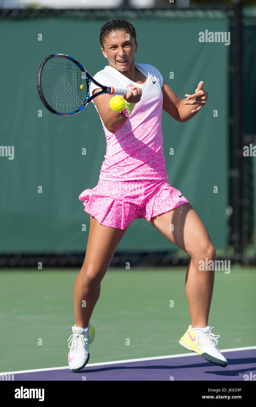 KEY BISCAYNE, Floride - 30 Mars : Sara Errani (ITA) en action ici perd à Sabine Lisicki (GER) 1626 2015 à l'Open de Miami au Crandon Tennis Center de Key Biscayne en Floride. Patron/MediaPunch photographe Andrew Banque D'Images