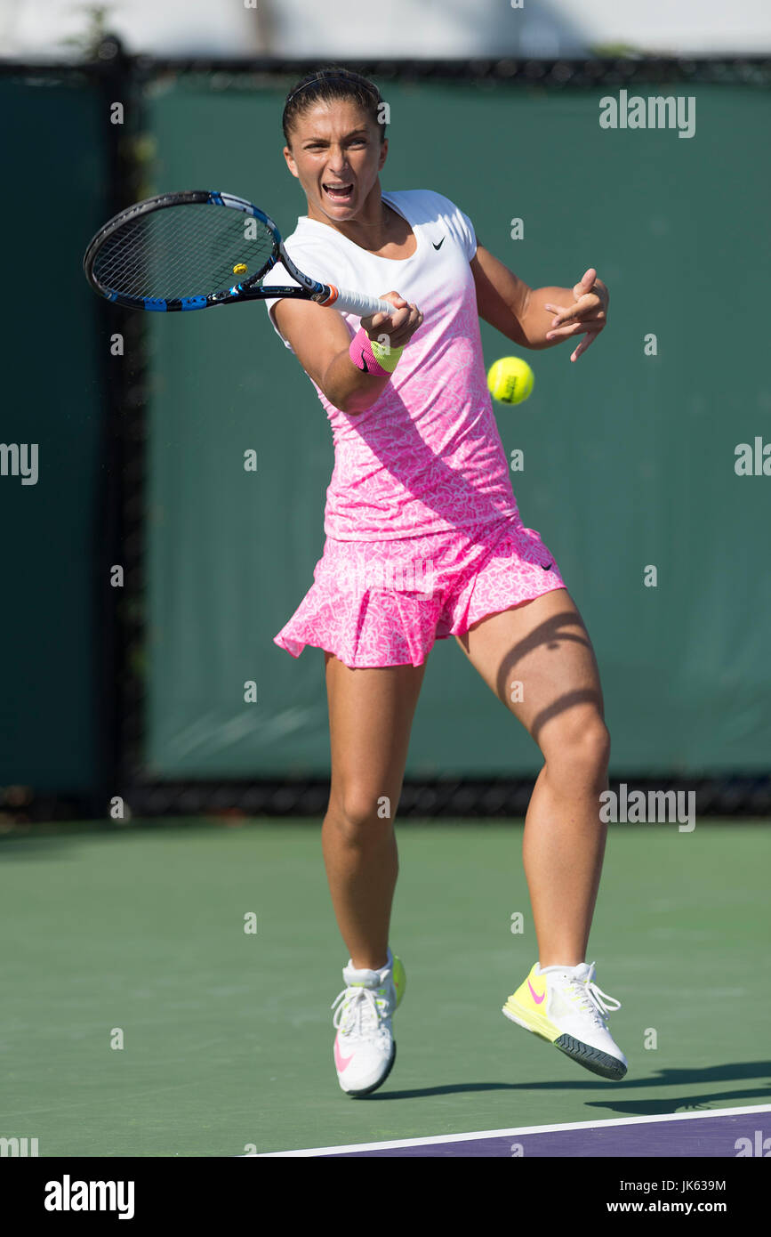 KEY BISCAYNE, Floride - 30 Mars : Sara Errani (ITA) en action ici perd à Sabine Lisicki (GER) 1626 2015 à l'Open de Miami au Crandon Tennis Center de Key Biscayne en Floride. Patron/MediaPunch photographe Andrew Banque D'Images