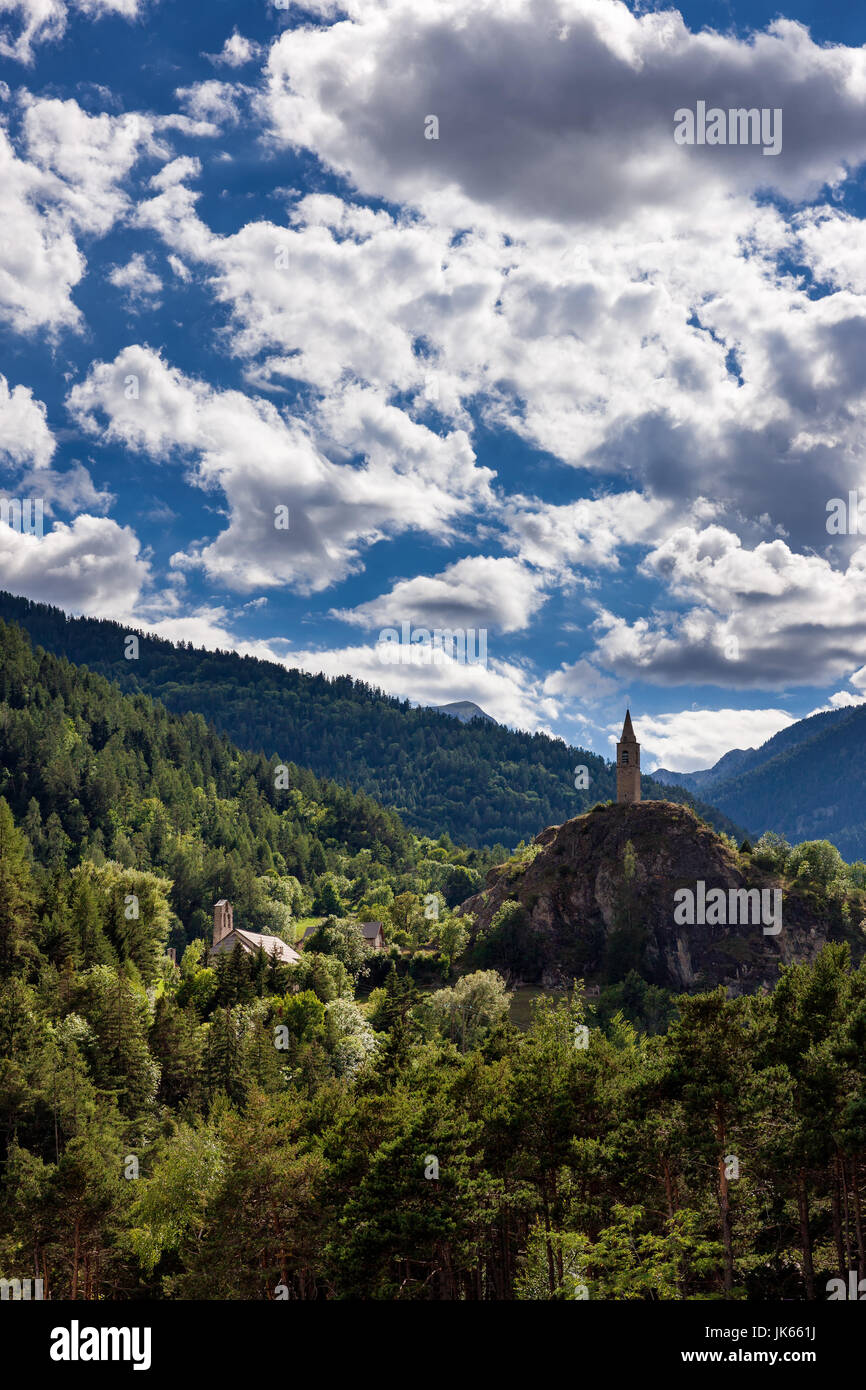 La tour de l'horloge de Meolans Revel village en été. Alpes de Haute Provence, Alpes, France Banque D'Images