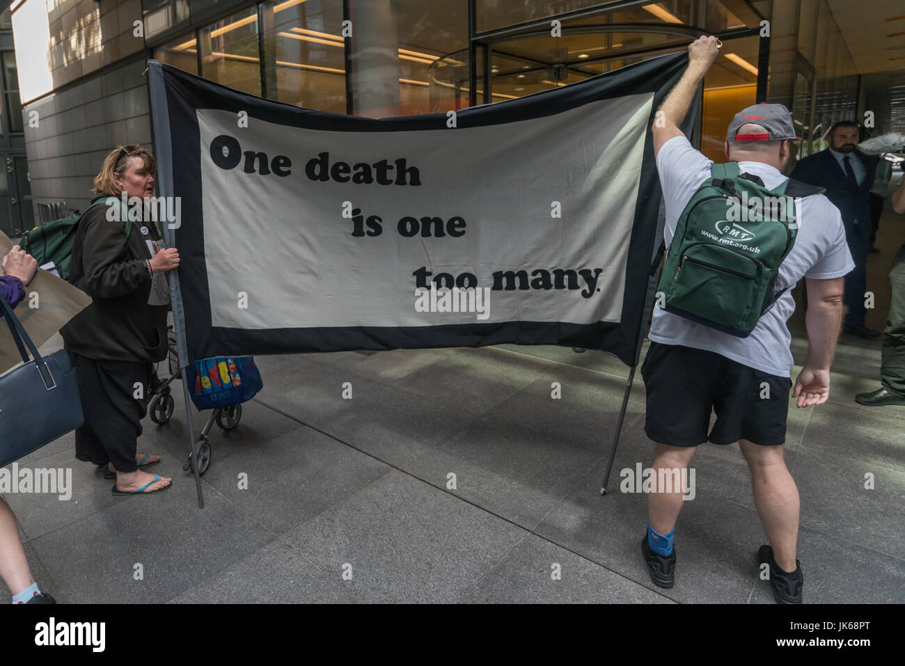 Juillet 21, 2017 - Londres, Royaume-Uni - LONDRES, Royaume-Uni. 21 juillet 2017. L'ATLC (Personnes à mobilité réduite contre les coupures) tenir une bannière avec le message 'un mort, c'est un de trop" lors de cette manifestation à la London AC d'Atos qui procèdent à l'indépendance personnelle (PEP) de paiement pour le Ministère de travail et des pensions. Si Atos perdu le contrat pour l'évaluation de la capacité de travail qu'ils sont encore en train d'évaluer les besoins des personnes handicapées pour le PIP, en utilisant la formation insuffisante et de personnel qualifié pour faire des évaluations que l'ATLC dire une ''truffé de mensonges et d'inexactitudes.'' Ils disent que les évaluations doivent être effectuées par un médicalement Banque D'Images