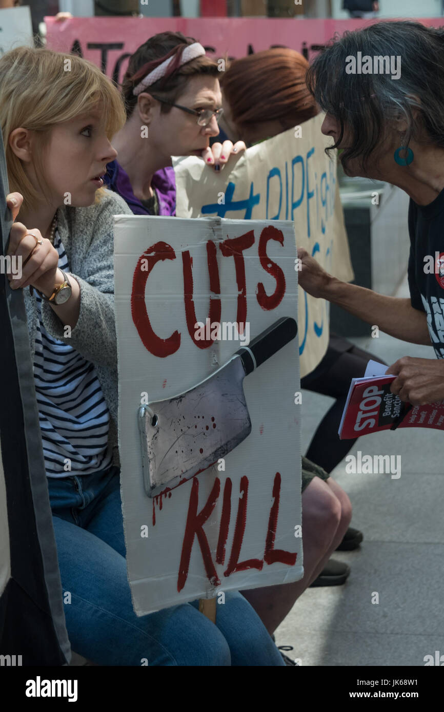 Londres, Royaume-Uni. 21 juillet, 2017. Londres, Royaume-Uni. 21 juillet 2017. Coupes 'Kill' placard avec un couperet à viande en caoutchouc à l'ATLC (Personnes à mobilité réduite contre les coupures) protester contre le QG de Londres d'Atos qui procèdent à l'indépendance personnelle (PEP) de paiement pour le Ministère de travail et des pensions. Si Atos perdu le contrat pour l'évaluation de la capacité de travail qu'ils sont encore en train d'évaluer les besoins des personnes handicapées pour le PIP, en utilisant la formation insuffisante et de personnel qualifié pour faire des évaluations que l'ATLC dire une ''truffé de mensonges et d'inexactitudes.'' Ils disent que les évaluations doivent être effectuées par un médecin qualifié Banque D'Images