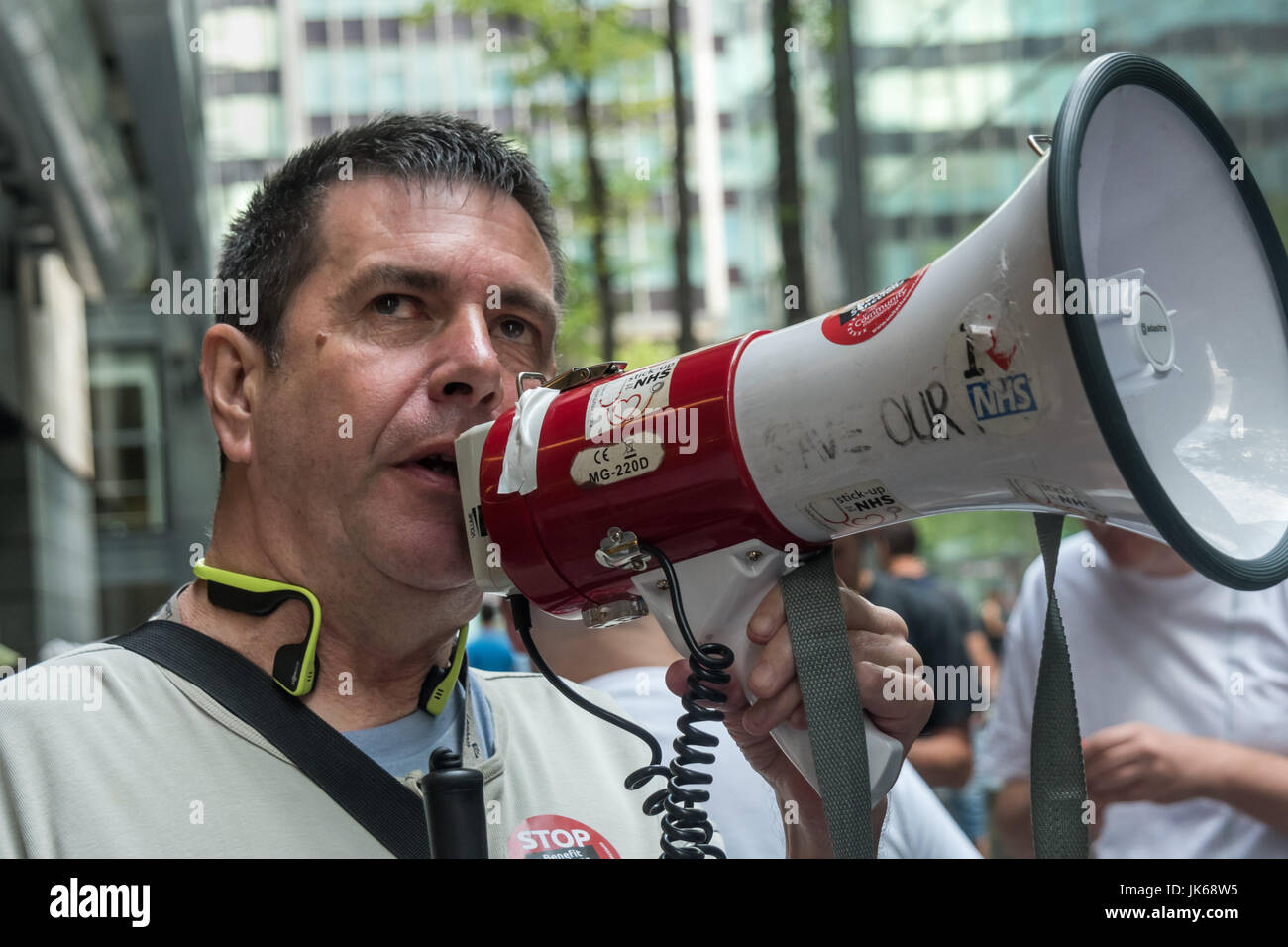 Juillet 21, 2017 - Londres, Royaume-Uni - LONDRES, Royaume-Uni. 21 juillet 2017. Roger Lewis de l'ATLC (Personnes à mobilité réduite contre les coupures) parle à la protestation à la London AC d'Atos qui procèdent à l'indépendance personnelle (PEP) de paiement pour le Ministère de travail et des pensions. Si Atos perdu le contrat pour l'évaluation de la capacité de travail qu'ils sont encore en train d'évaluer les besoins des personnes handicapées pour le PIP, en utilisant la formation insuffisante et de personnel qualifié pour faire des évaluations que l'ATLC dire une ''truffé de mensonges et d'inexactitudes.'' Ils disent que les évaluations doivent être effectuées par un personnel médical et qu'il y shoul Banque D'Images