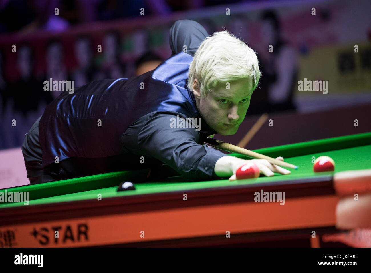 Hong Kong, Hong Kong. 22 juillet 2017. Neil Robertson, de l'Australie joue un coup pendant la demi-finale contre Marco Fu de Hong Kong, le jour 3 de Hong Kong 2017 Masters de la Queen Elizabeth Stadium. Credit : Rayman Wai-man Cheuk/Alamy Live News Banque D'Images