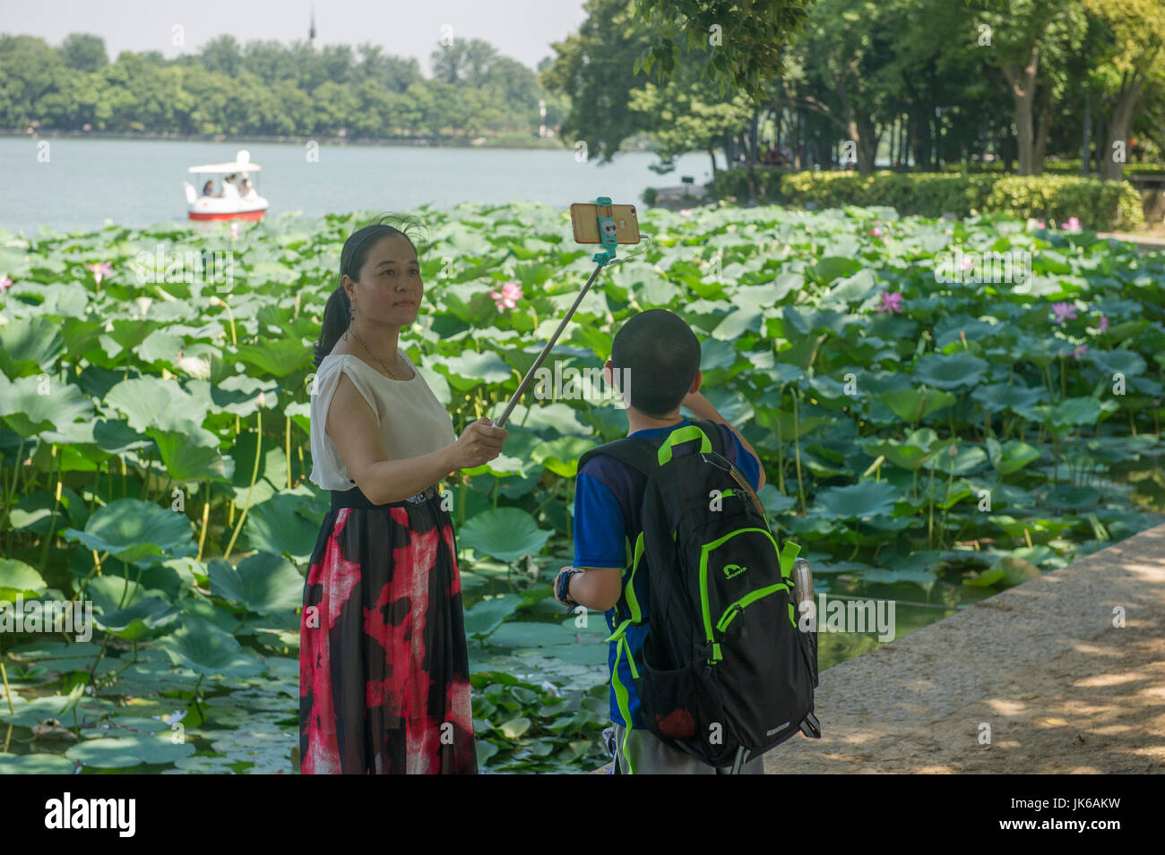 Nanjing, Jiangsu Province de la Chine. 22 juillet, 2017. Les touristes prendre des photos parmi les fleurs de lotus dans la pittoresque place du Lac Xuanwu à Nanjing, capitale de la province de Jiangsu, Chine orientale, le 22 juillet 2017. Credit : Feng Xiao/Xinhua/Alamy Live News Banque D'Images